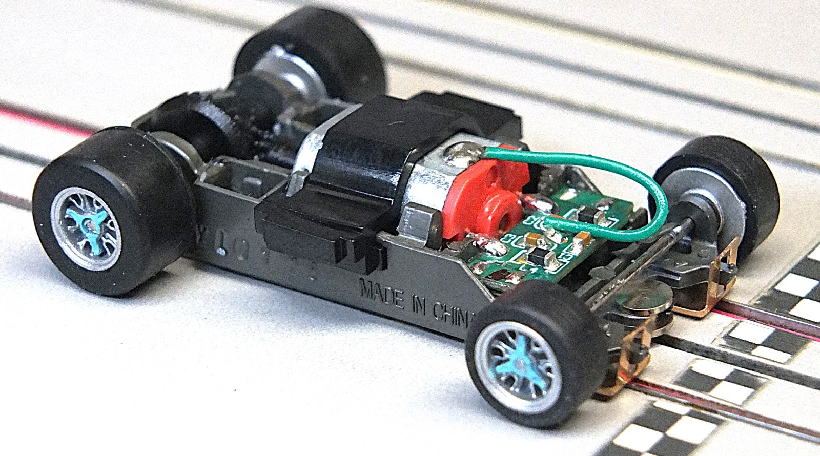 AFX Mega-G +   1.5 inch Short Wheelbase Chassis w/ Body Clip Turquoise Knockoffs