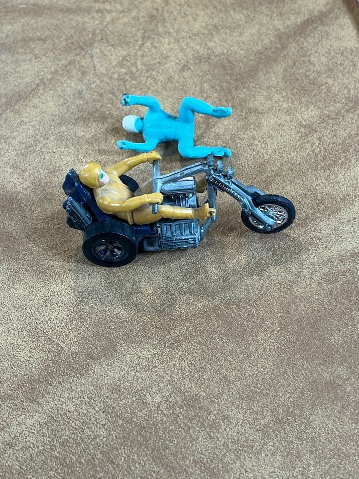 Vintage Hot Wheels Rrrumblers Diecast Motorcycle Torque Chop w/ Tan Rider Extra Vintage Hot Wheels Rrrumblers Diecast Motorcycle Torque Chop w/ Tan Rider Extra