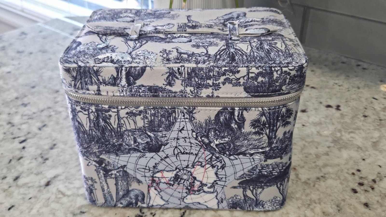 NEW Dior Beauty Around the World, Large Vanity Case with Mirror Blue White Toile NEW Dior Beauty Around the World, Large Vanity Case with Mirror Blue White Toile
