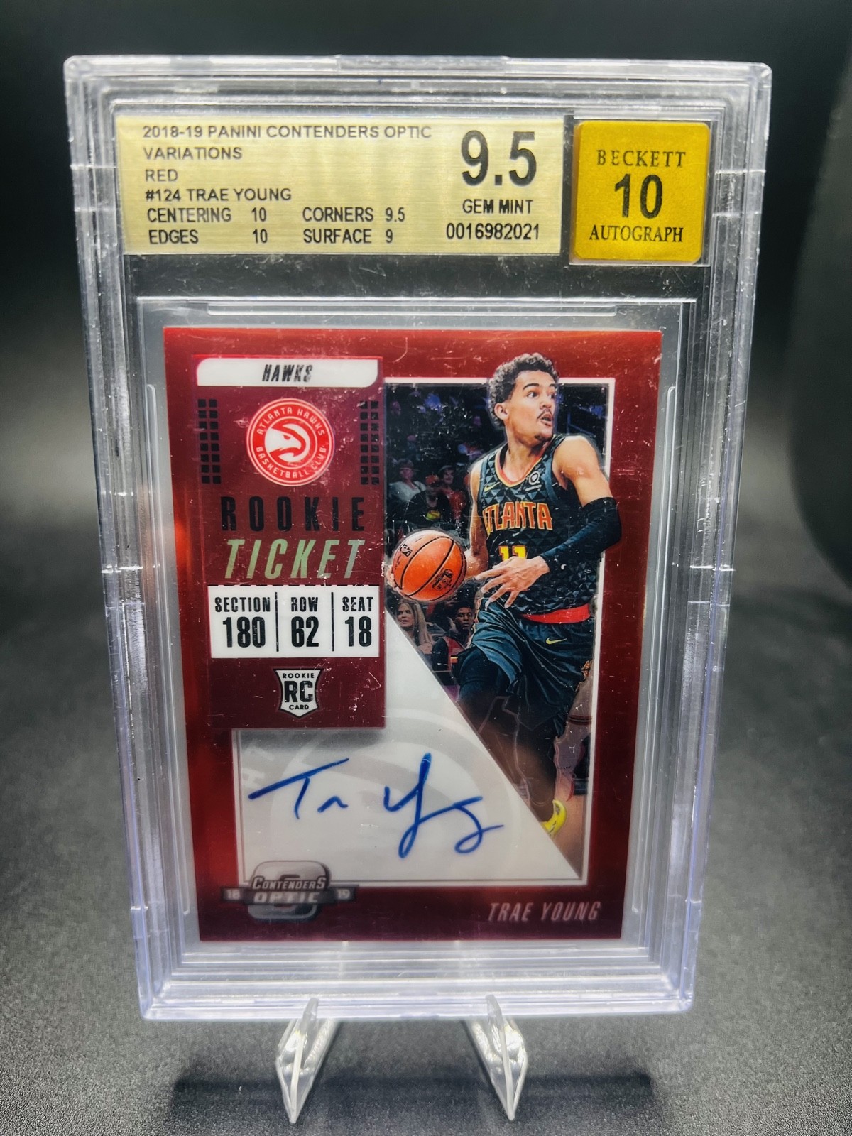 2018-19 Panini Contenders Optic-Trae Young Rookie Ticket Variation Auto Red /99 2018-19 Panini Contenders Optic-Trae Young Rookie Ticket Variation Auto Red /99
