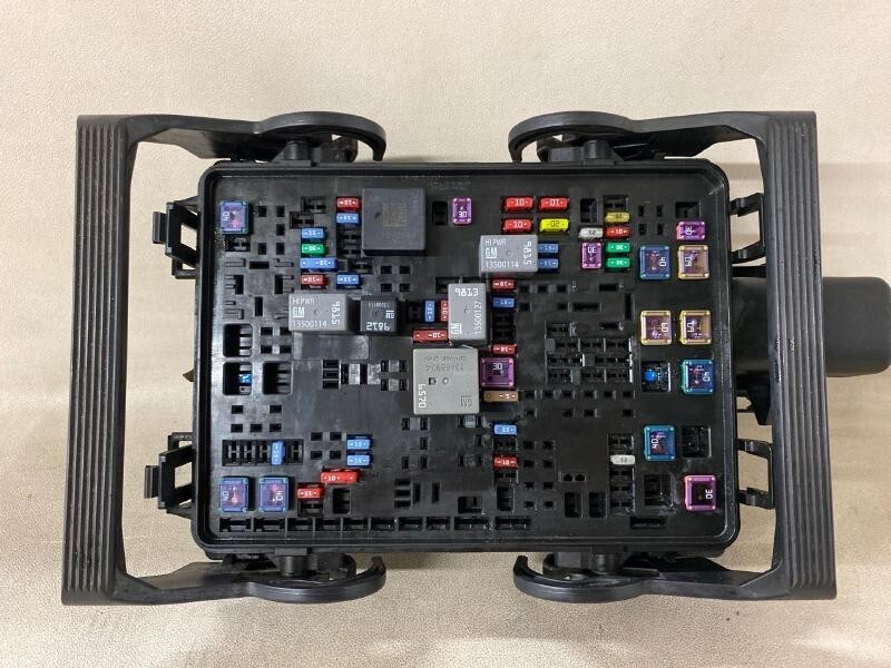 2015-2019 GMC Sierra 2500 3500 Pickup Engine Fuse Box Factory OEM ID 84303174