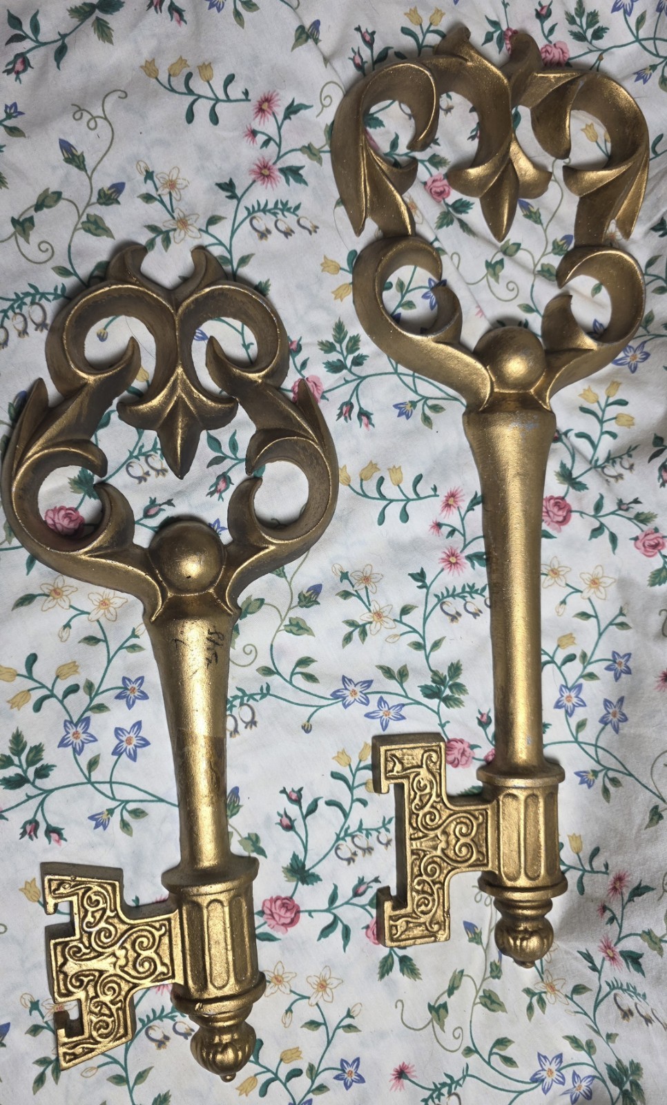 Vintage Metal key set larger key is 18x6 Inches and smaller one is 15x6 Inches Vintage Metal key set larger key is 18x6 Inches and smaller one is 15x6 Inches