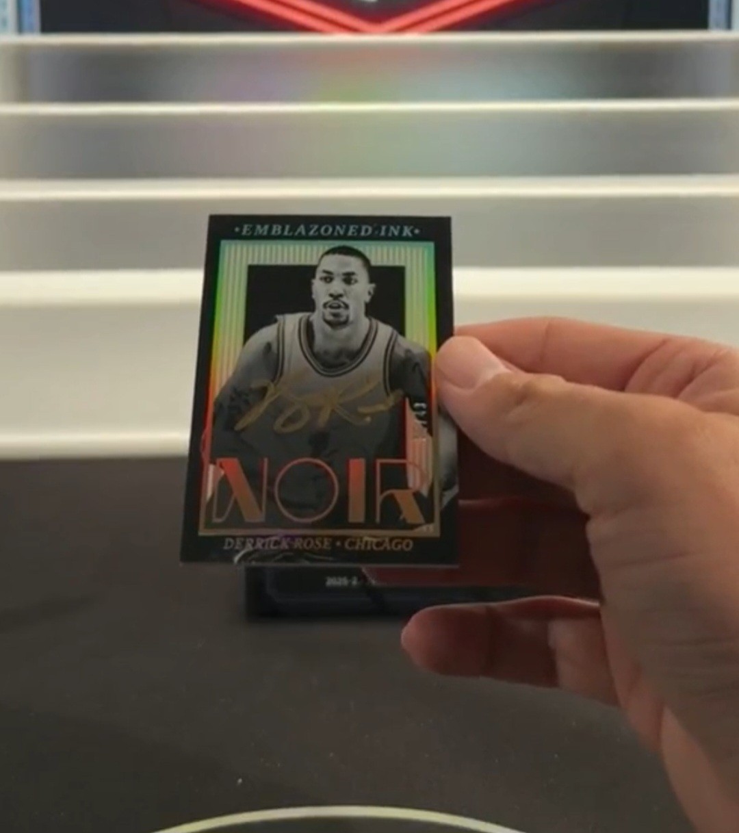 2025-26 Panini Noir Emblazoned Ink /49 Derrick Rose Gold Ink On Card Auto