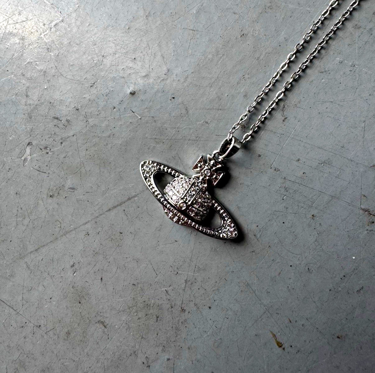 Vivienne Westwood Silver Tone Saturn Pavé Rhinestone Pendant Cable Necklace Vivienne Westwood Silver Tone Saturn Pavé Rhinestone Pendant Cable Necklace