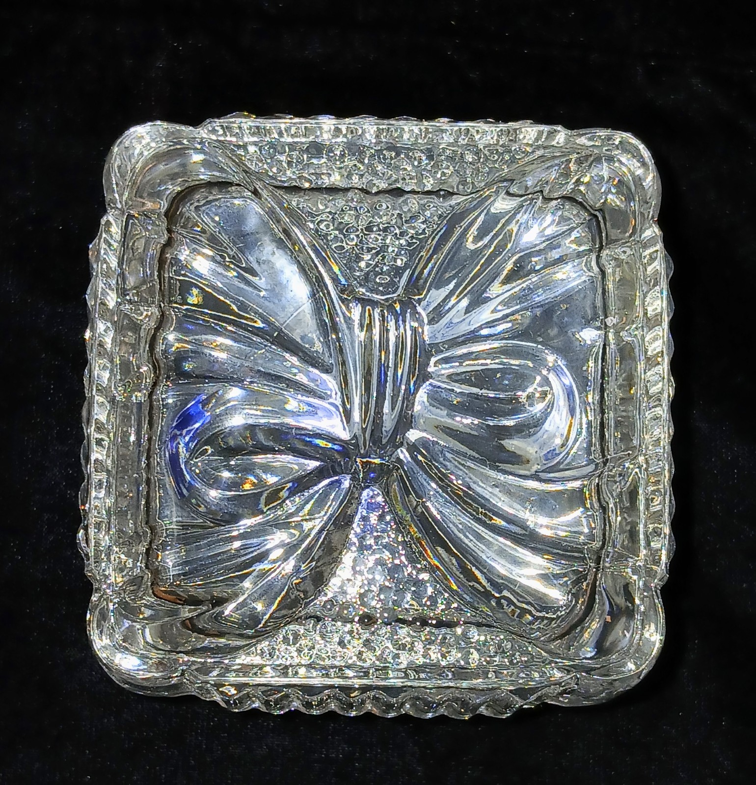 VINTAGE AVON 24% Lead Crystal Treasure Box with Romantic Bow Tie Relief VINTAGE AVON 24% Lead Crystal Treasure Box with Romantic Bow Tie Relief