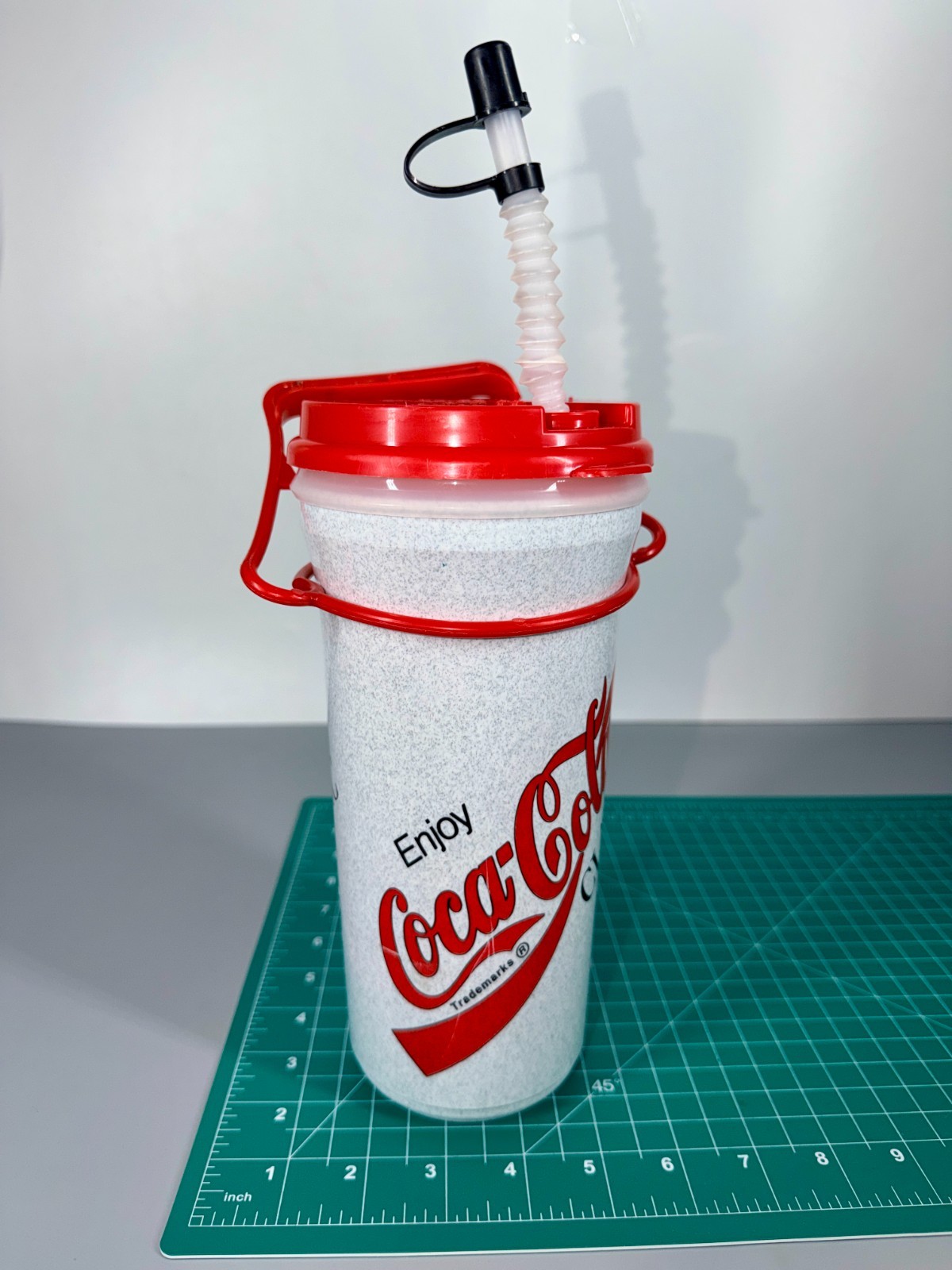 Vintage Coca-Cola 32 Oz Insulated Plastic 10\ Vintage Coca-Cola 32 Oz Insulated Plastic 10\