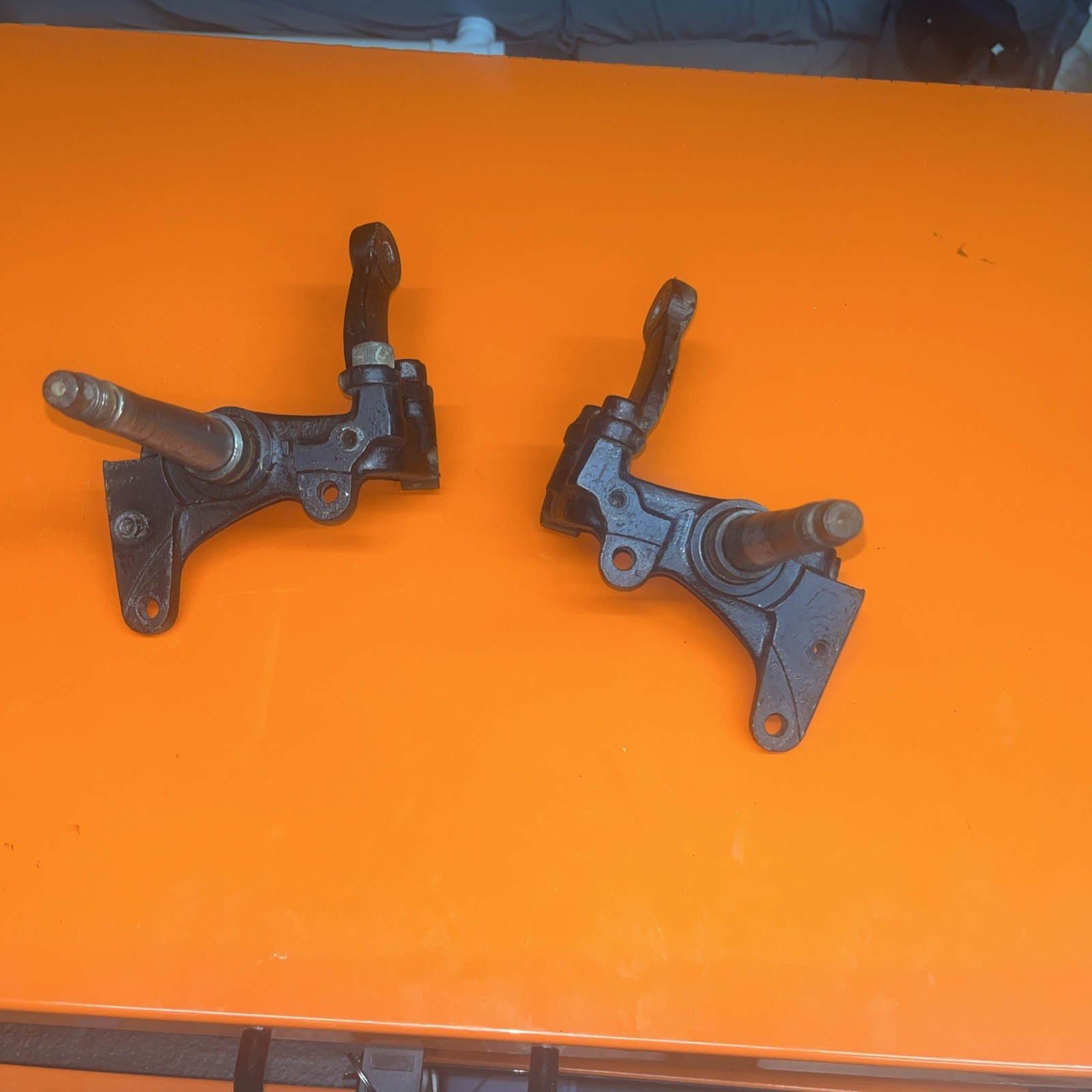 Yamaha Banshee YFZ350 OEM Front Spindles Steering Knuckles ( pair LH +RH) Yamaha Banshee YFZ350 OEM Front Spindles Steering Knuckles ( pair LH +RH)