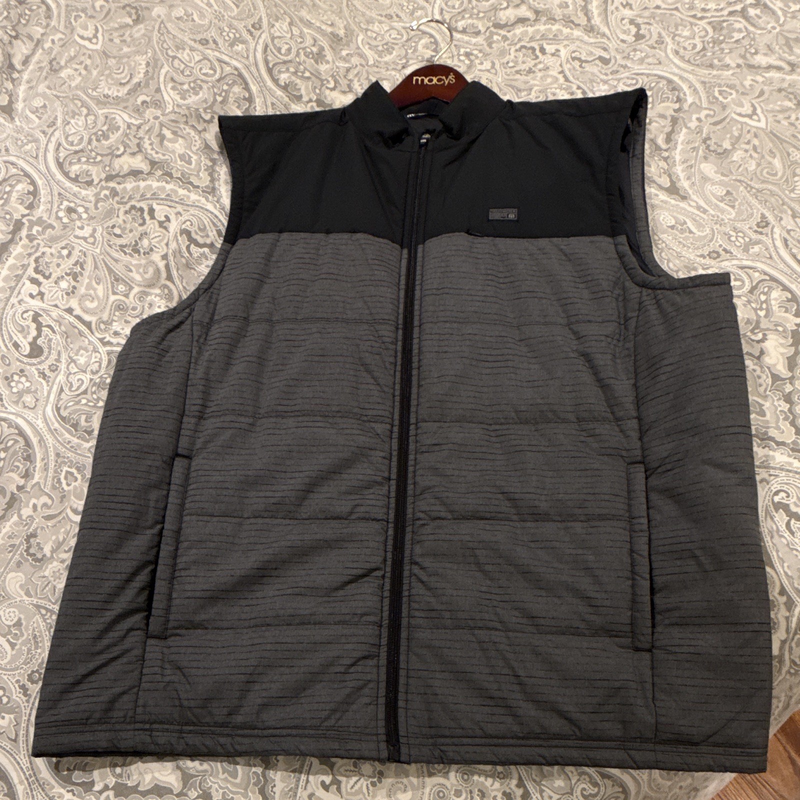 Travis Mathew Men\'s 2XL Black/Gray Colorblock Full Zip Vest - worn one time.