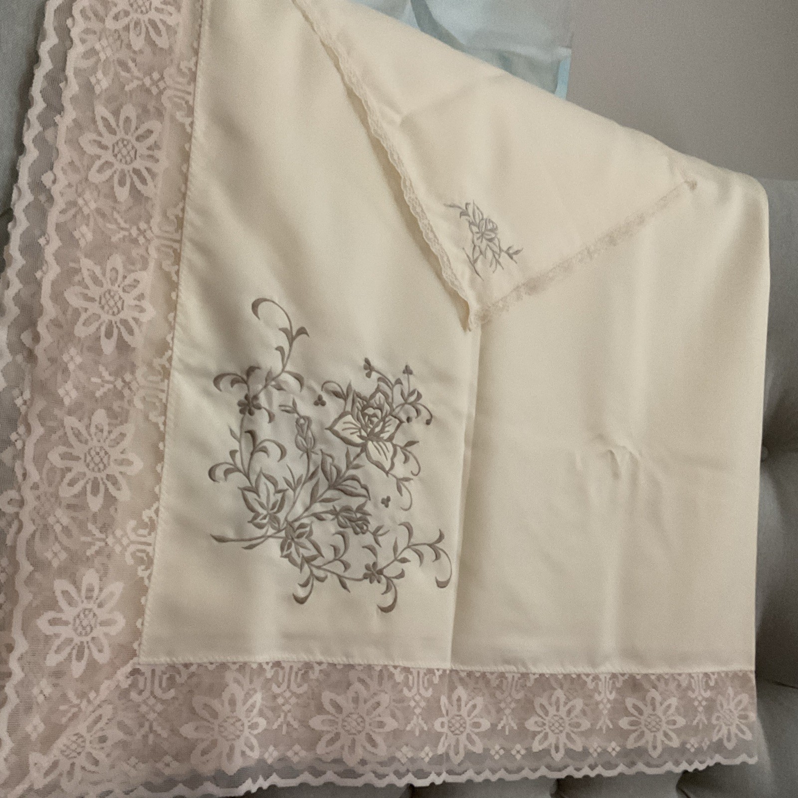 Belcrest Tablecloth 12 Napkins Set Satin Washable Rectangular 68”x106”Never Used