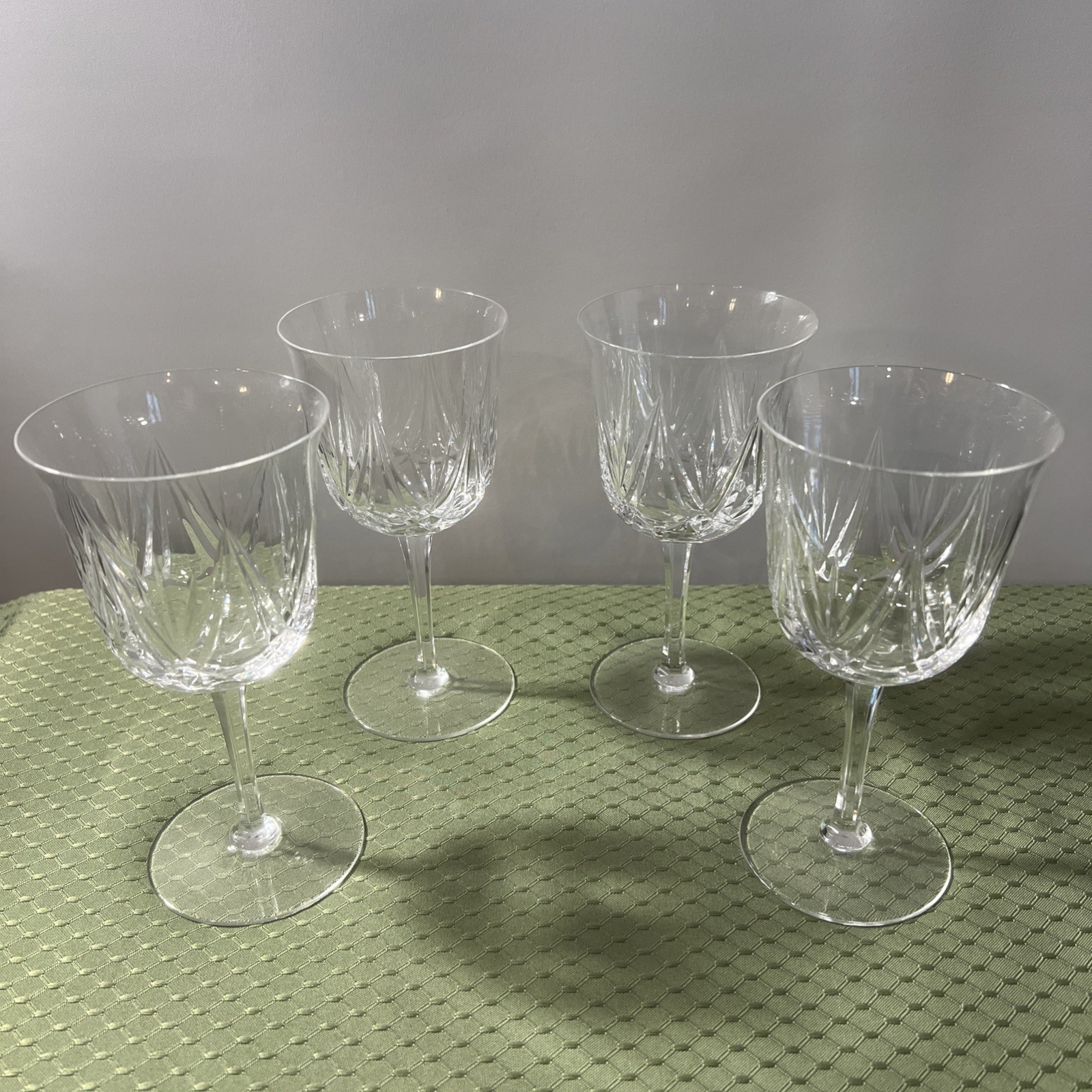 Waterford Crustal Sandlefoot Pattern by Hoya. Set of 4 Water/Wine Glass. Waterford Crustal Sandlefoot Pattern by Hoya. Set of 4 Water/Wine Glass.