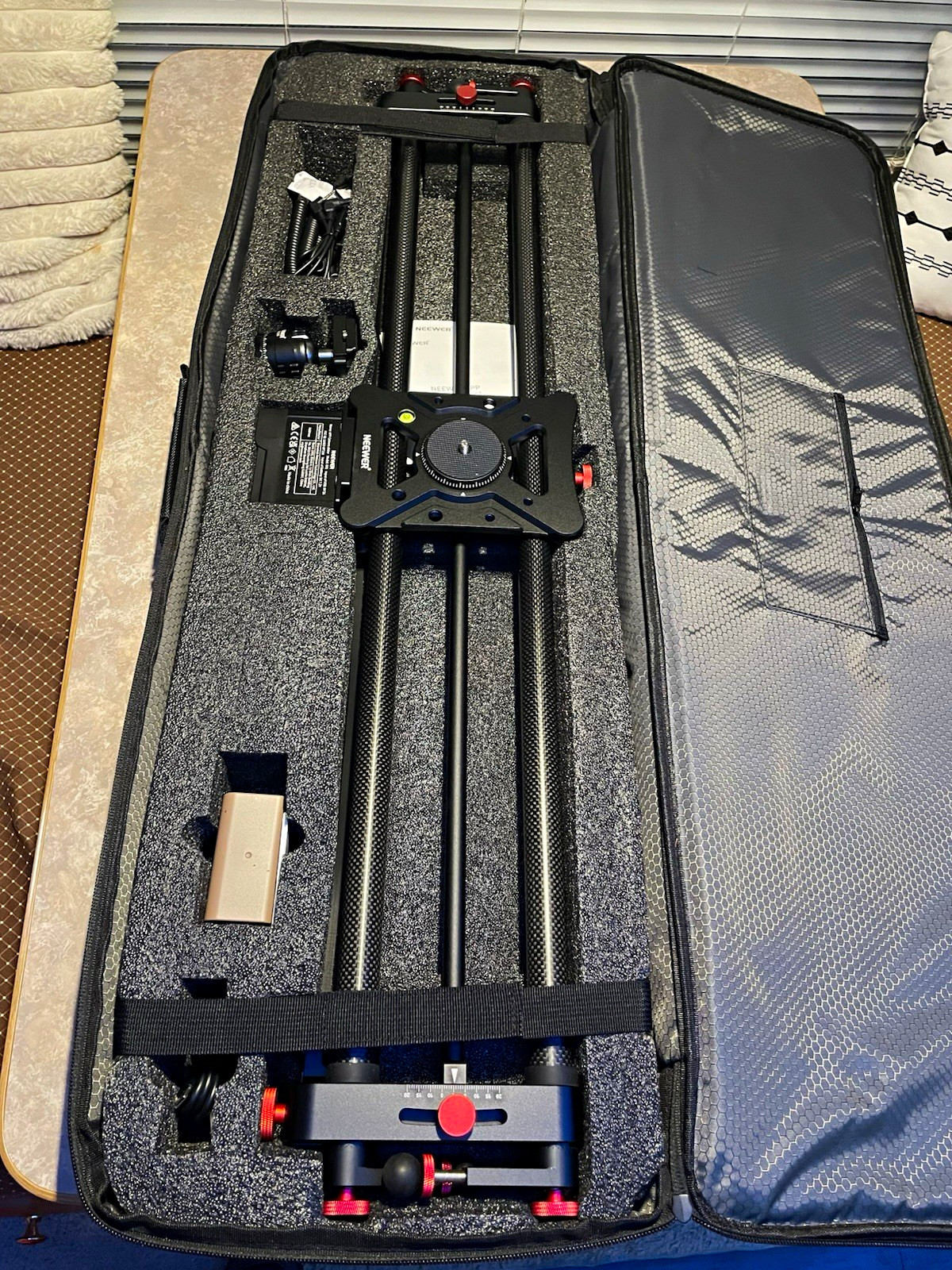 Neewer ER1 Motorized Carbon Fiber Camera Slider Dolly App Control 80cm Neewer ER1 Motorized Carbon Fiber Camera Slider Dolly App Control 80cm