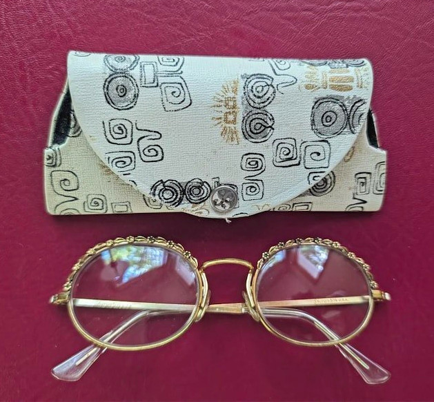 Shuron Vintage Women’s Oval Floral Gold Metal Full Rim Eyeglass Frames 45-16 140 Shuron Vintage Women’s Oval Floral Gold Metal Full Rim Eyeglass Frames 45-16 140