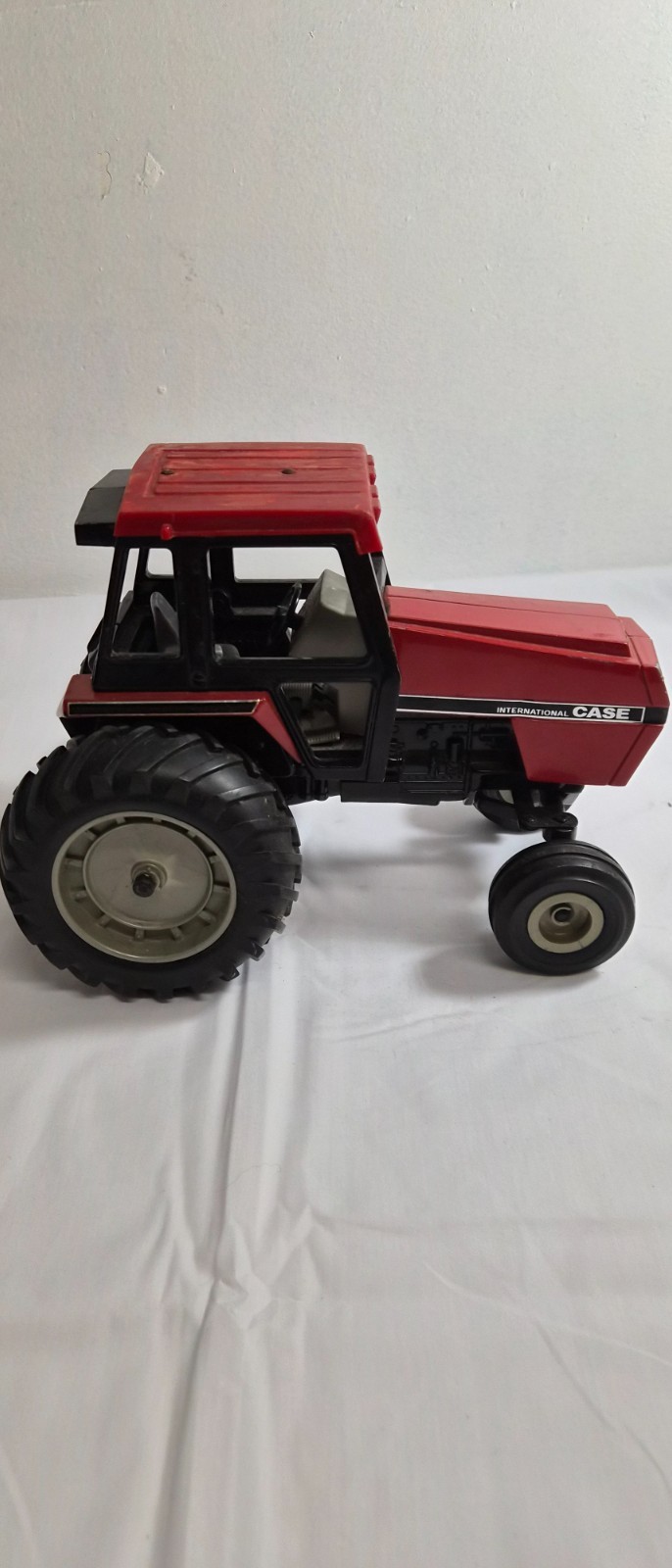 Vintage Case International CNH America LLC die cast tractor Vintage Case International CNH America LLC die cast tractor