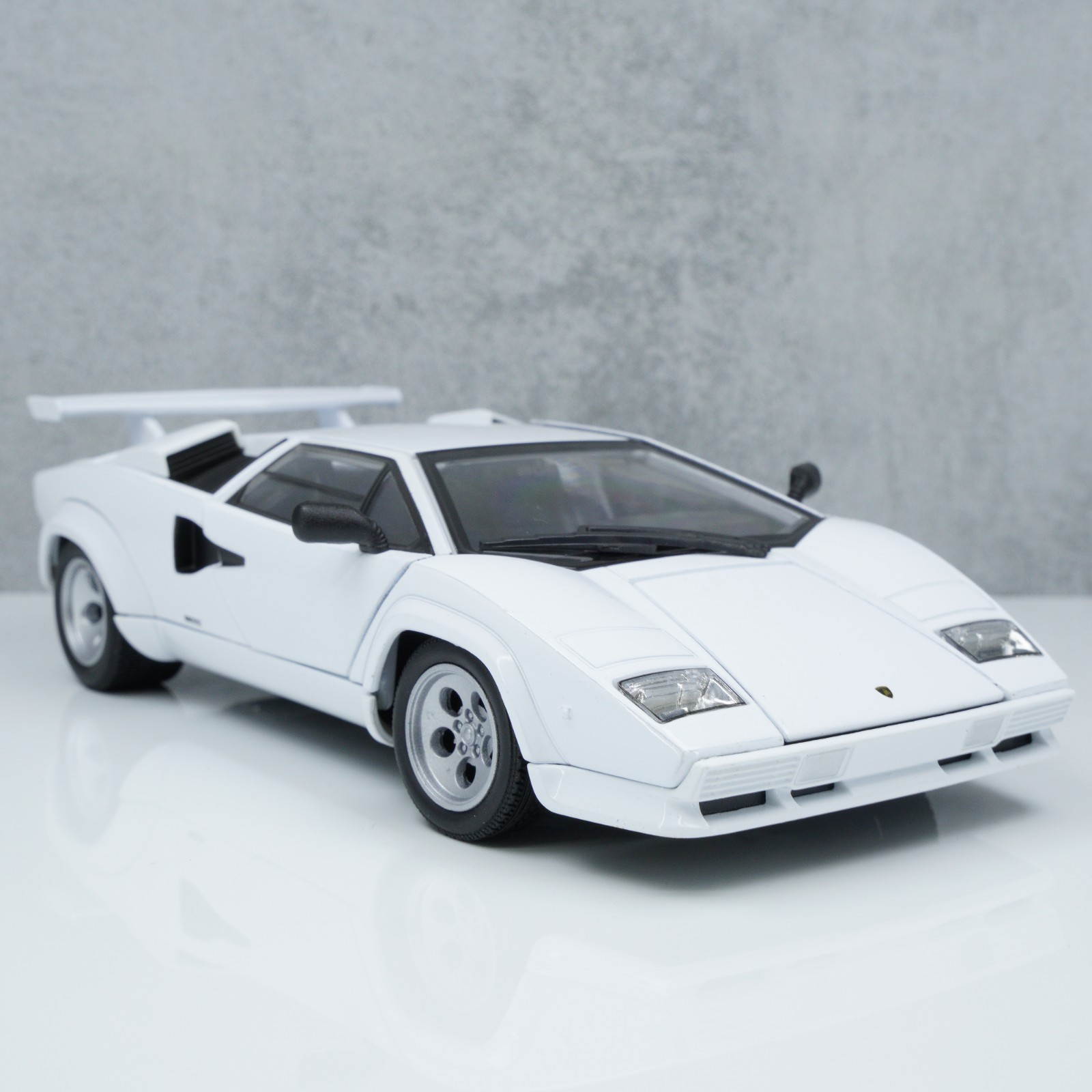 Lamborghini Countach LP500 S 1:24 Welly White Diecast Model Classic Sports Car Lamborghini Countach LP500 S 1:24 Welly White Diecast Model Classic Sports Car