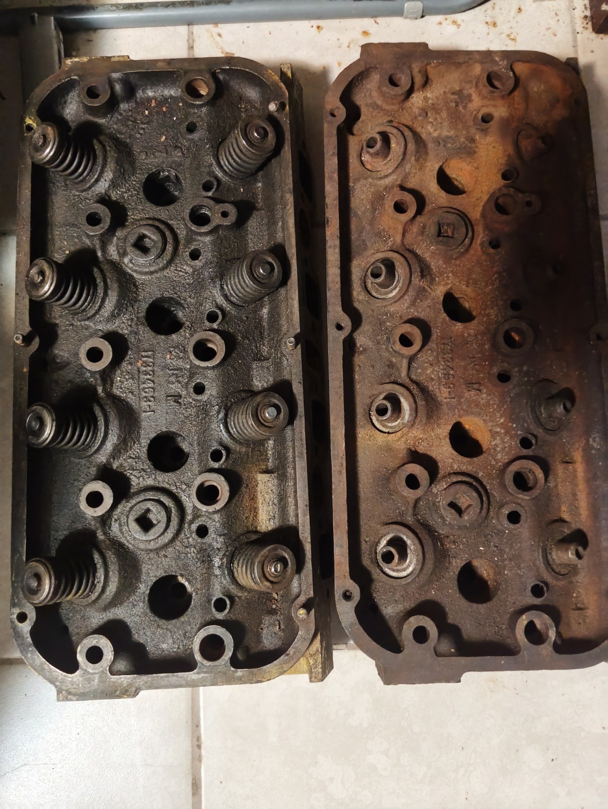 Pair Of 1957-58 Chrysler Hemi Cylinder Heads 1733463-1 Pair Of 1957-58 Chrysler Hemi Cylinder Heads 1733463-1