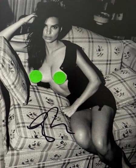 EMILY RATAJKOWSKI MODEL, ACTRESS, PRODUCER 8 X 10 PHOTO IN PERSON SIGNED EMILY RATAJKOWSKI MODEL, ACTRESS, PRODUCER 8 X 10 PHOTO IN PERSON SIGNED