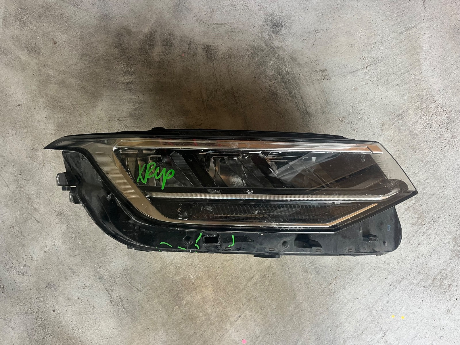 2022-2024 VOLKSWAGEN TIGUAN RH PASSENGER LED HEADLIGHT OEM GOOD TABS LE18F6431 2022-2024 VOLKSWAGEN TIGUAN RH PASSENGER LED HEADLIGHT OEM GOOD TABS LE18F6431