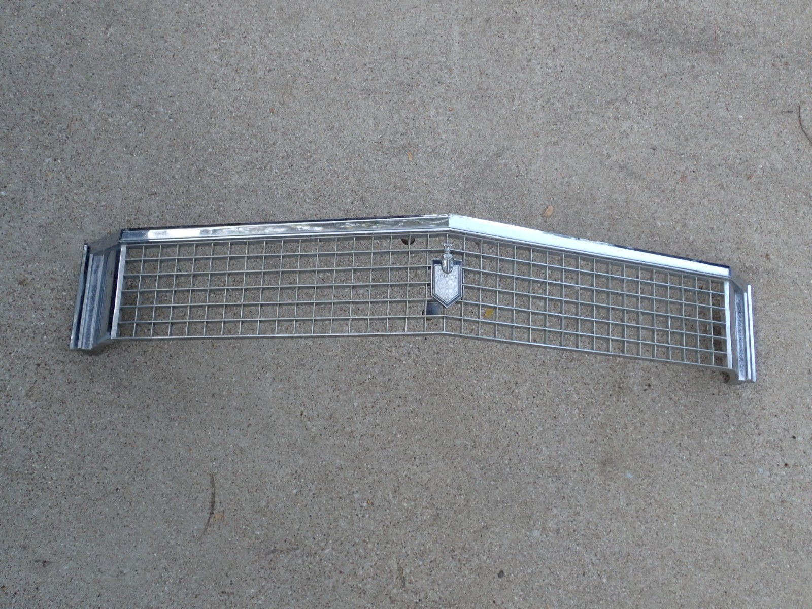 1973 Chevy Monte Carlo grille, nice 3987079