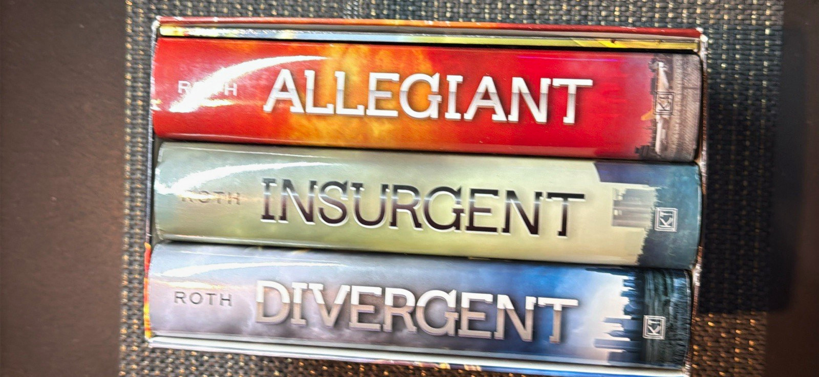 Veronica Roth Divergent Series Hardcover Box Set: Divergent Insurgent Allegiant Veronica Roth Divergent Series Hardcover Box Set: Divergent Insurgent Allegiant