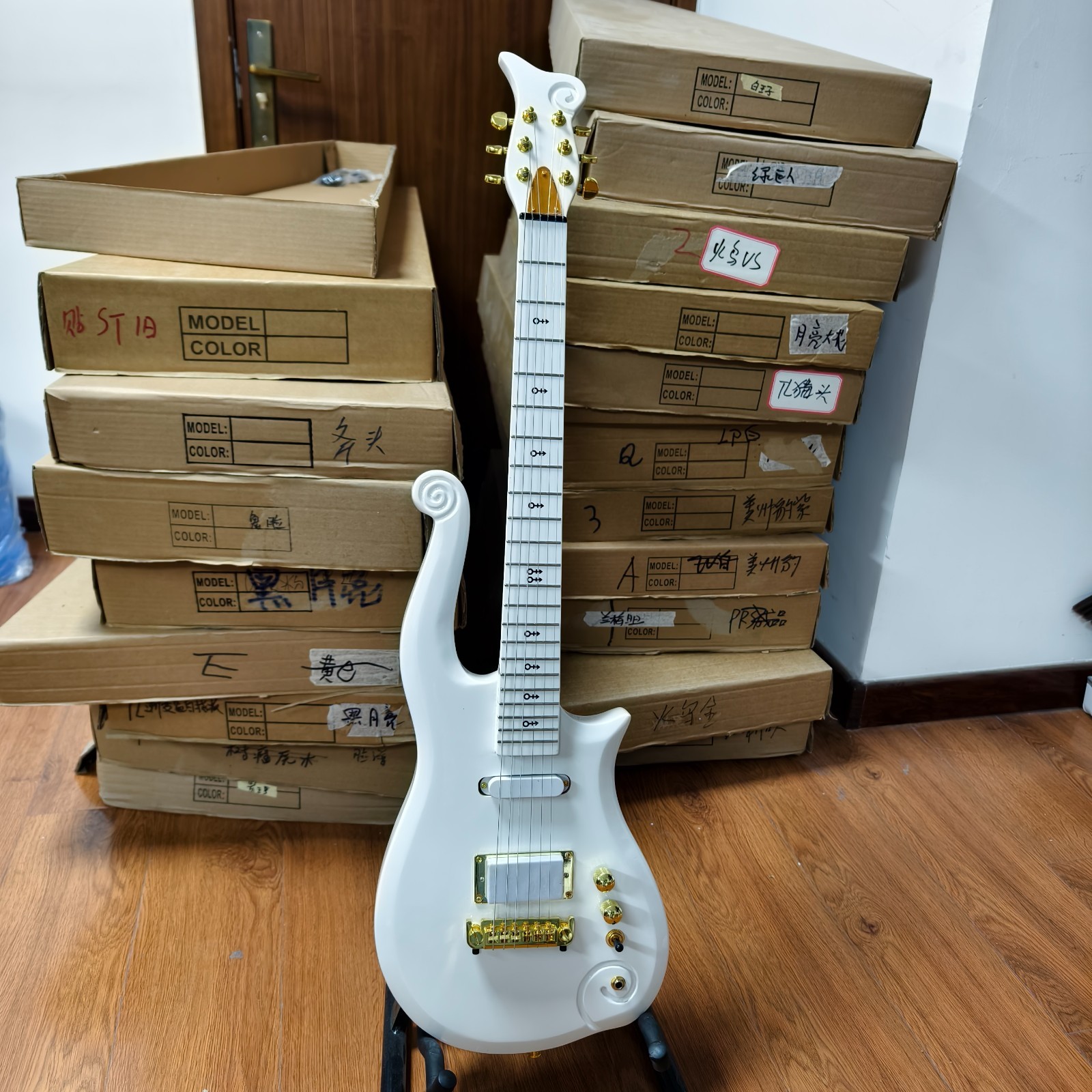 U.S. spot Prince Cloud Style White Electric Guitar Gold Hardware Solid Body U.S. spot Prince Cloud Style White Electric Guitar Gold Hardware Solid Body
