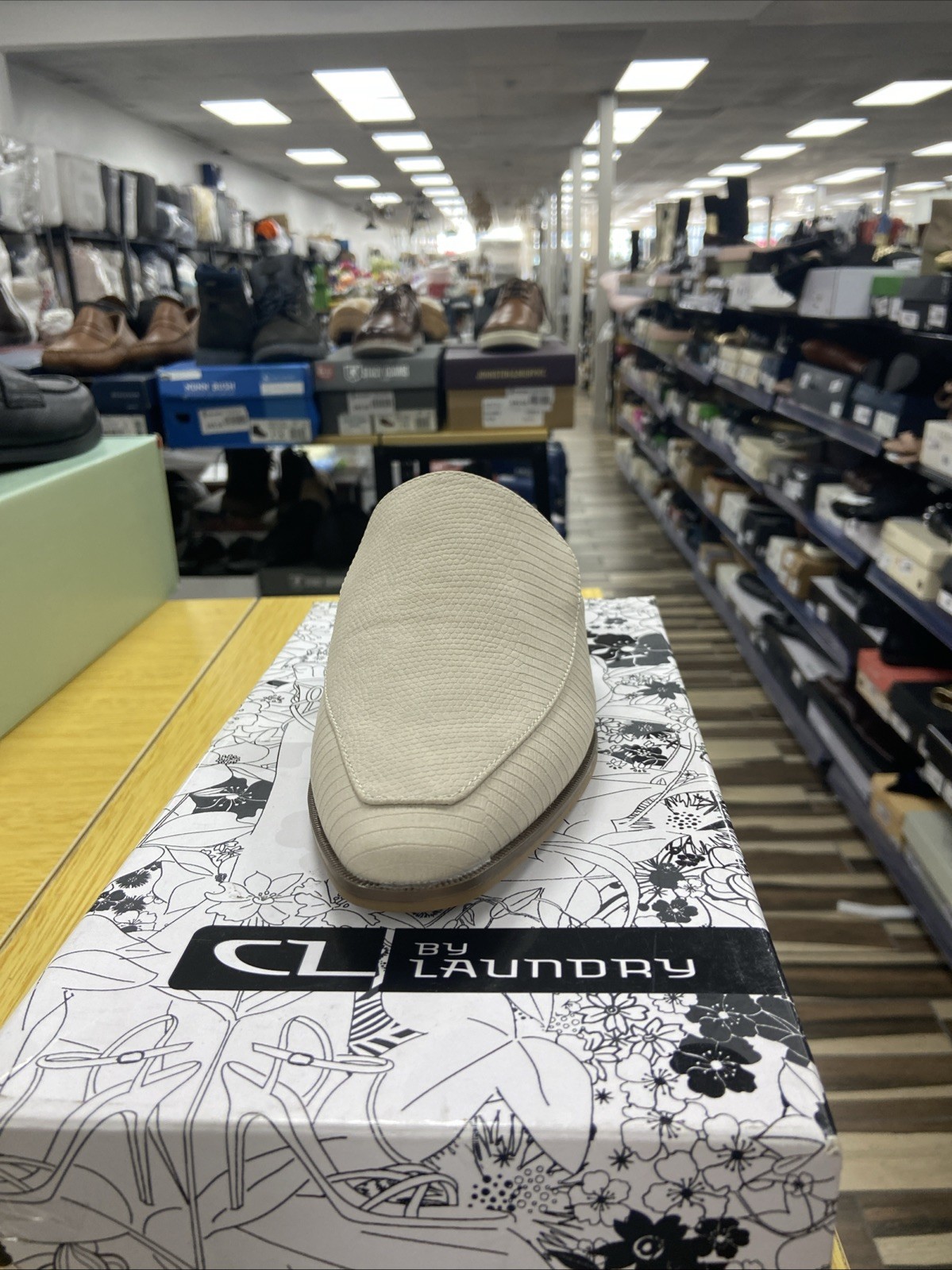 CL- Chinese Laundry Liz NBK Mule Color: Beige New In Box Size 6.5 CL- Chinese Laundry Liz NBK Mule Color: Beige New In Box Size 6.5
