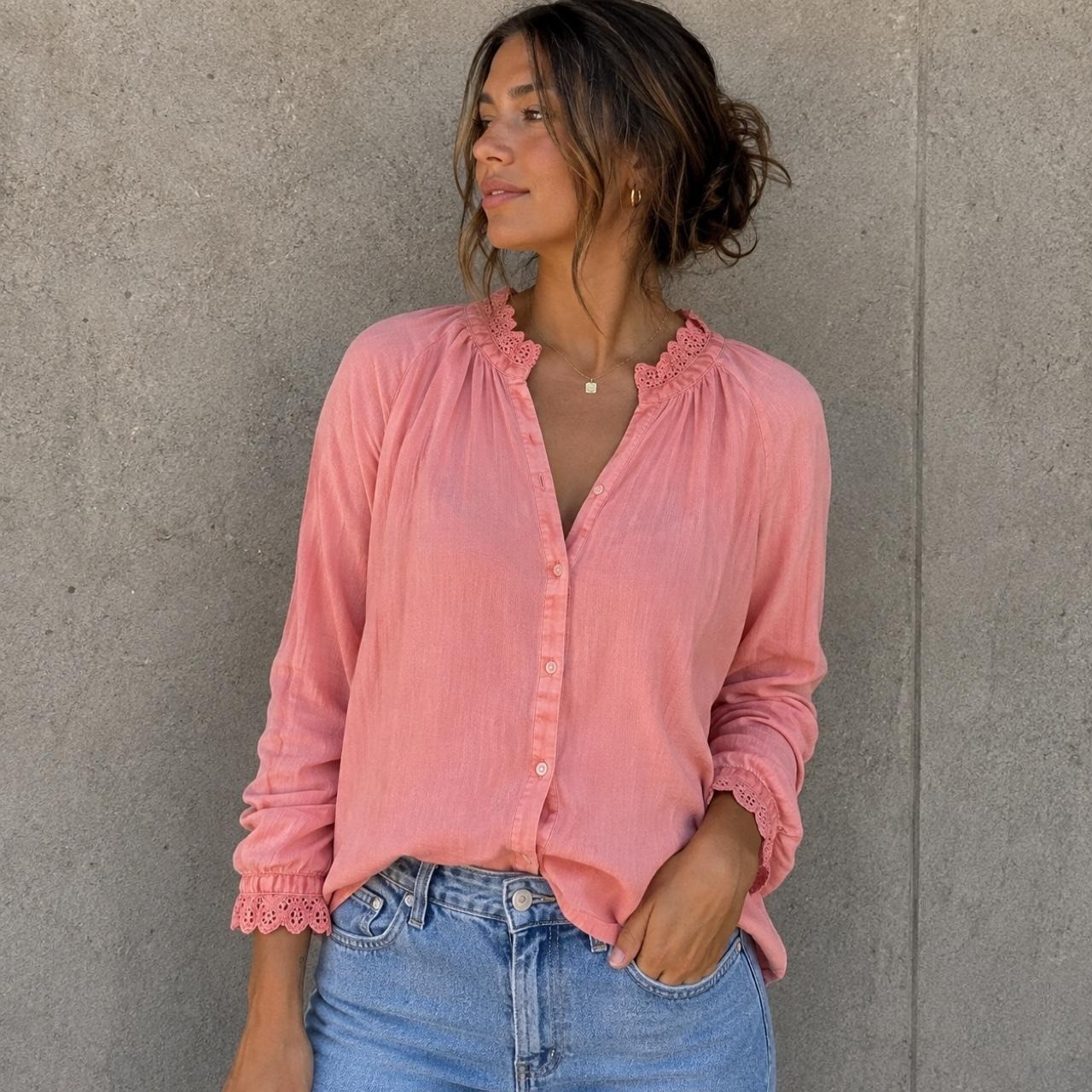 Old Navy Coral Pink Lace Trim Button-Up Blouse – Women\'s Medium Old Navy Coral Pink Lace Trim Button-Up Blouse – Women\'s Medium