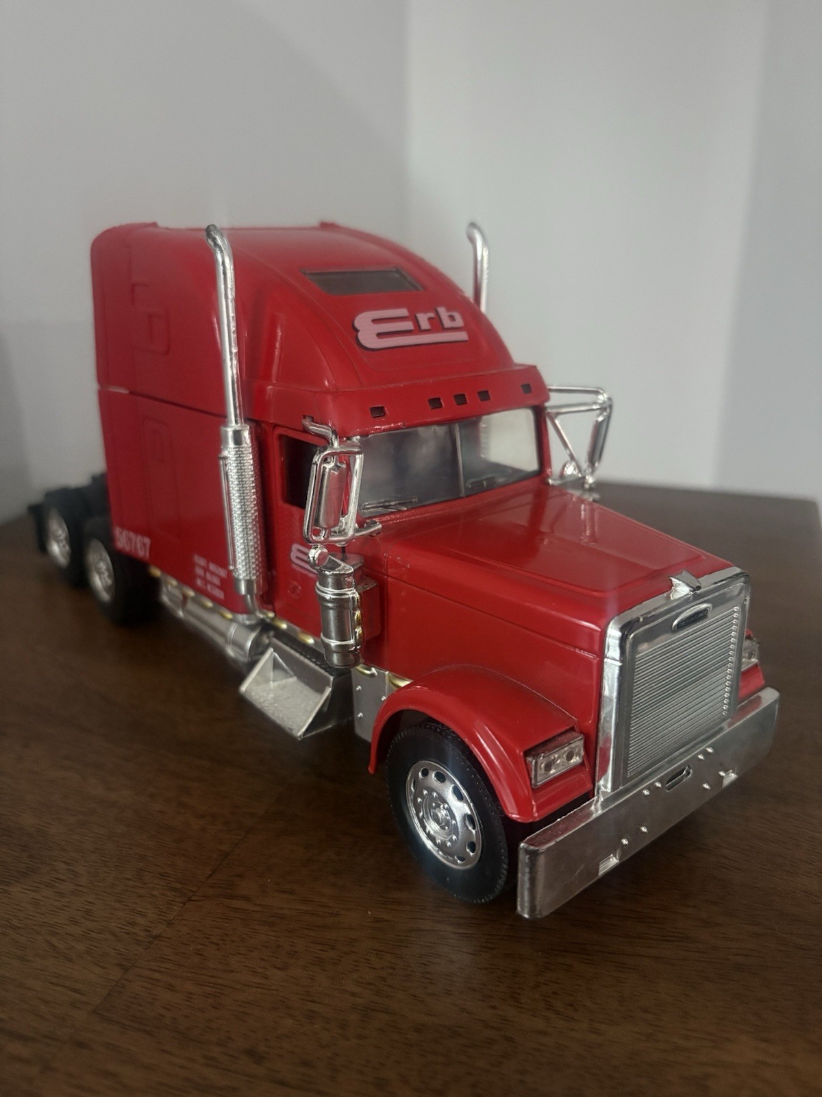 New Ray 1:32 Custom Freight liner Classic Xl ERB Tranports New Ray 1:32 Custom Freight liner Classic Xl ERB Tranports