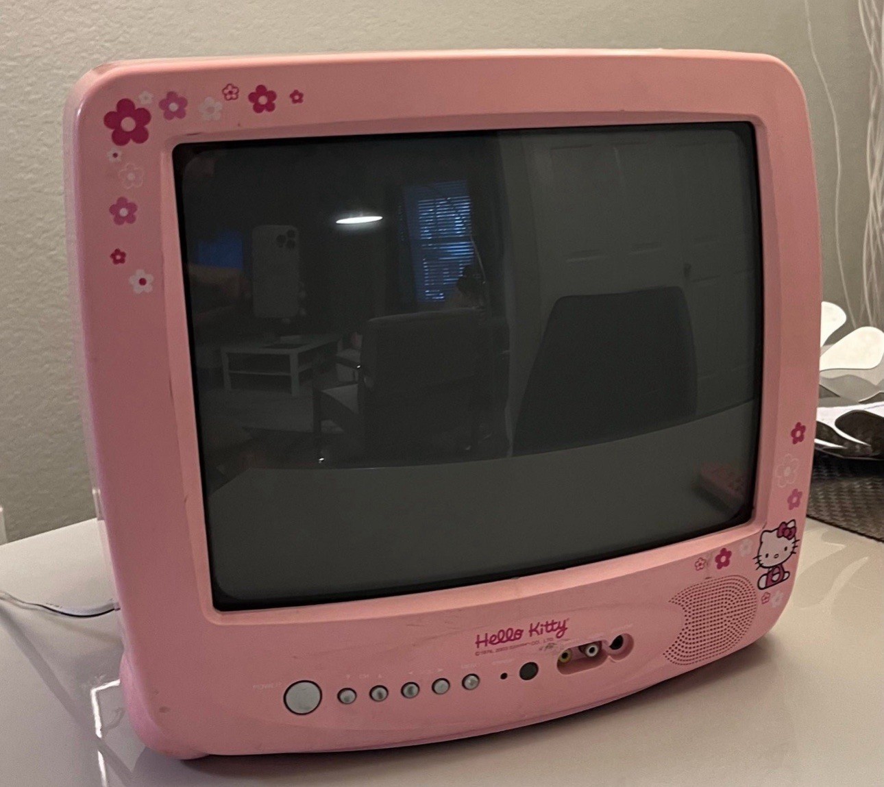 2003 Pink Hello Kitty Vintage TV no Remote (TV STOP WORKING READ DESCRIPTION) 2003 Pink Hello Kitty Vintage TV no Remote (TV STOP WORKING READ DESCRIPTION)
