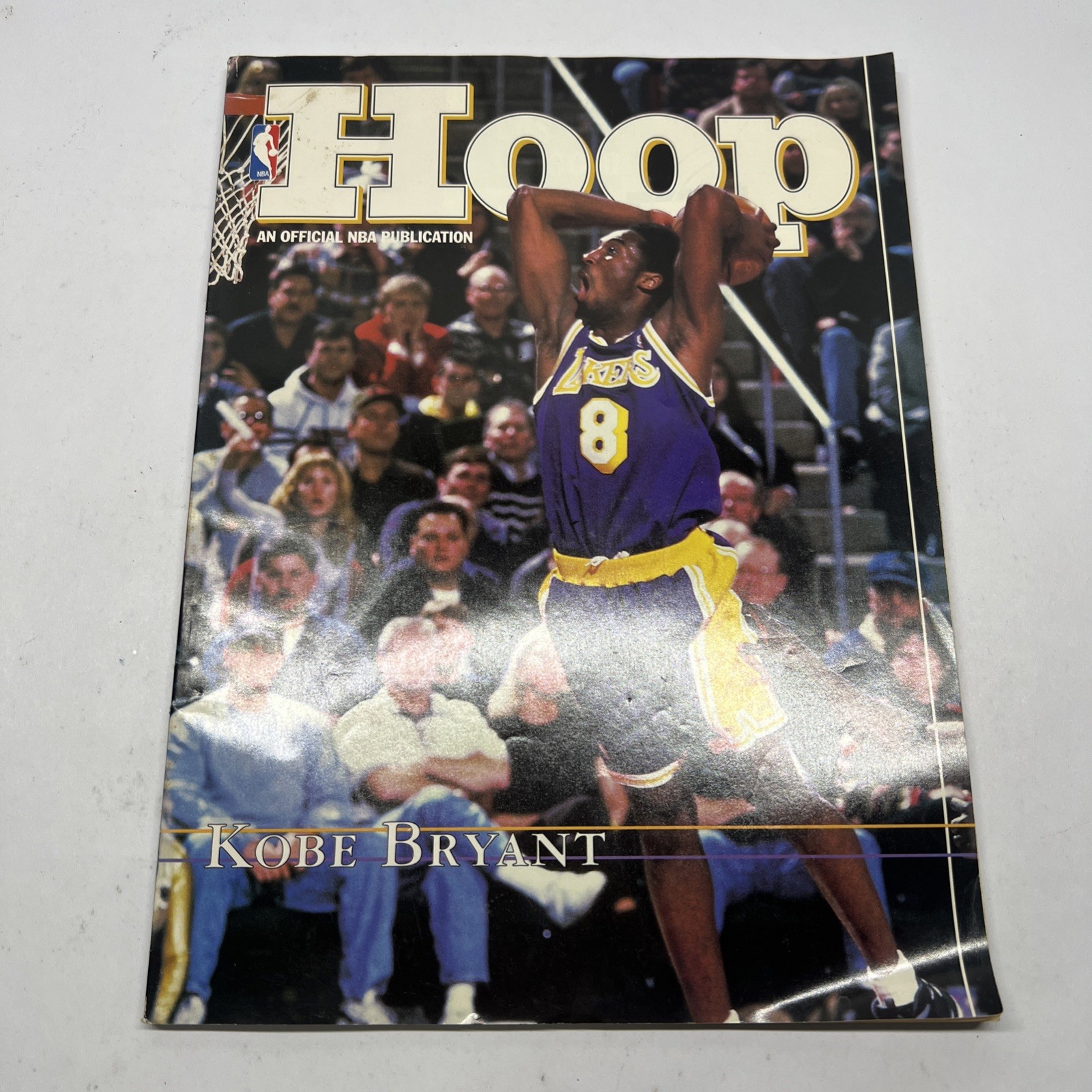 1998-99 NBA HOOP KOBE BRYANT COVER OFFICIAL MAGAZINE 1998-99 NBA HOOP KOBE BRYANT COVER OFFICIAL MAGAZINE
