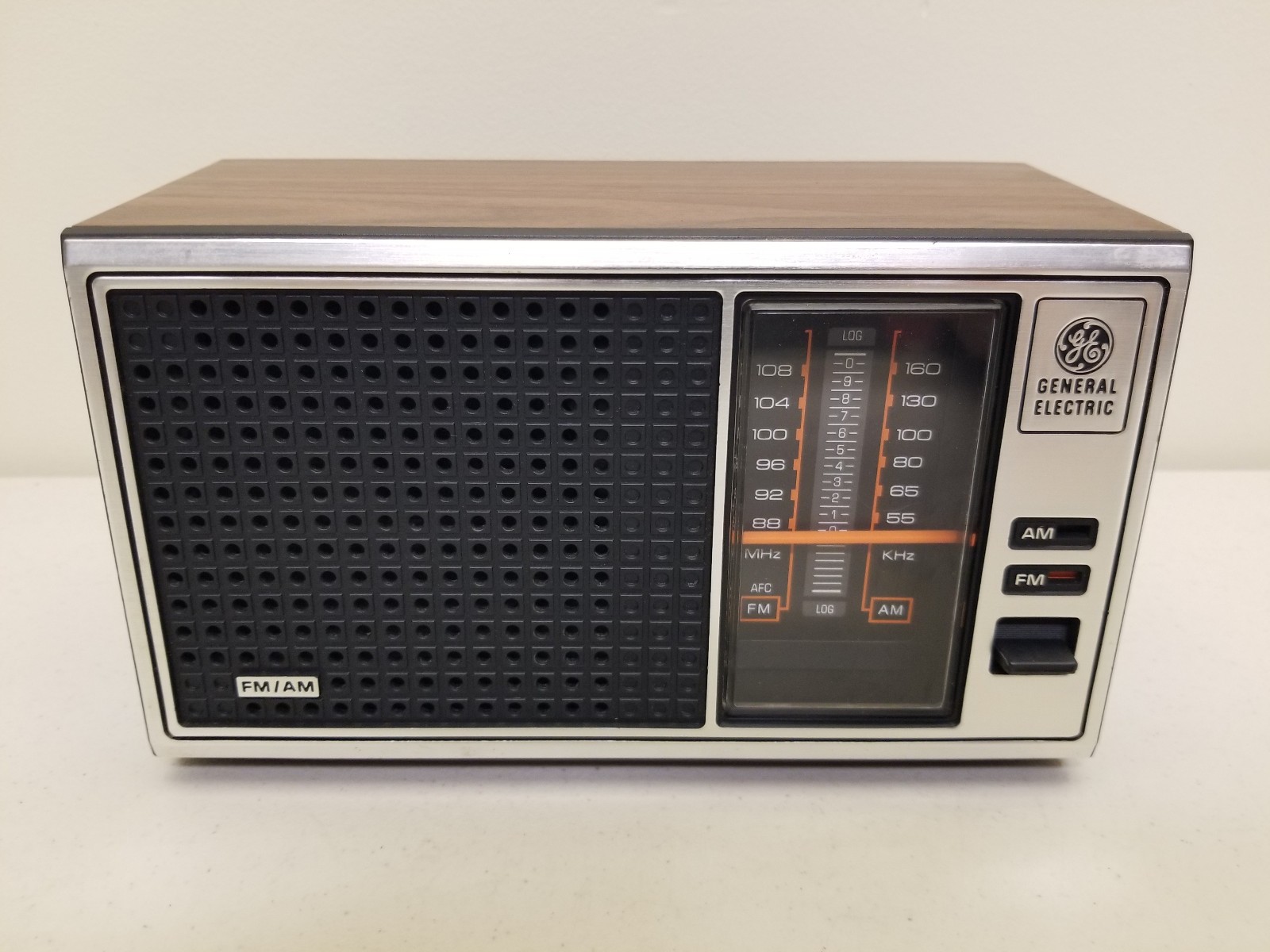Vintage General Electric GE AM/FM Table Top Radio Model 7-4115B Faux Wood -NICE