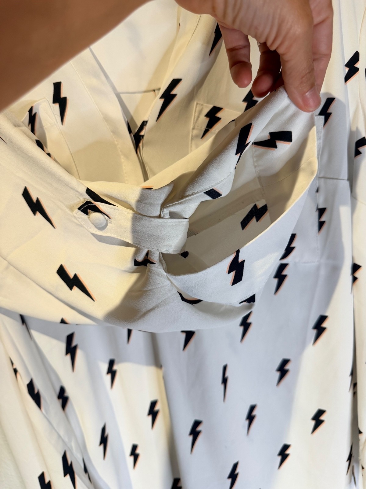 Torrid Harper Size 1 White Polyester Blouse with Black Lightning Bolt Print Torrid Harper Size 1 White Polyester Blouse with Black Lightning Bolt Print