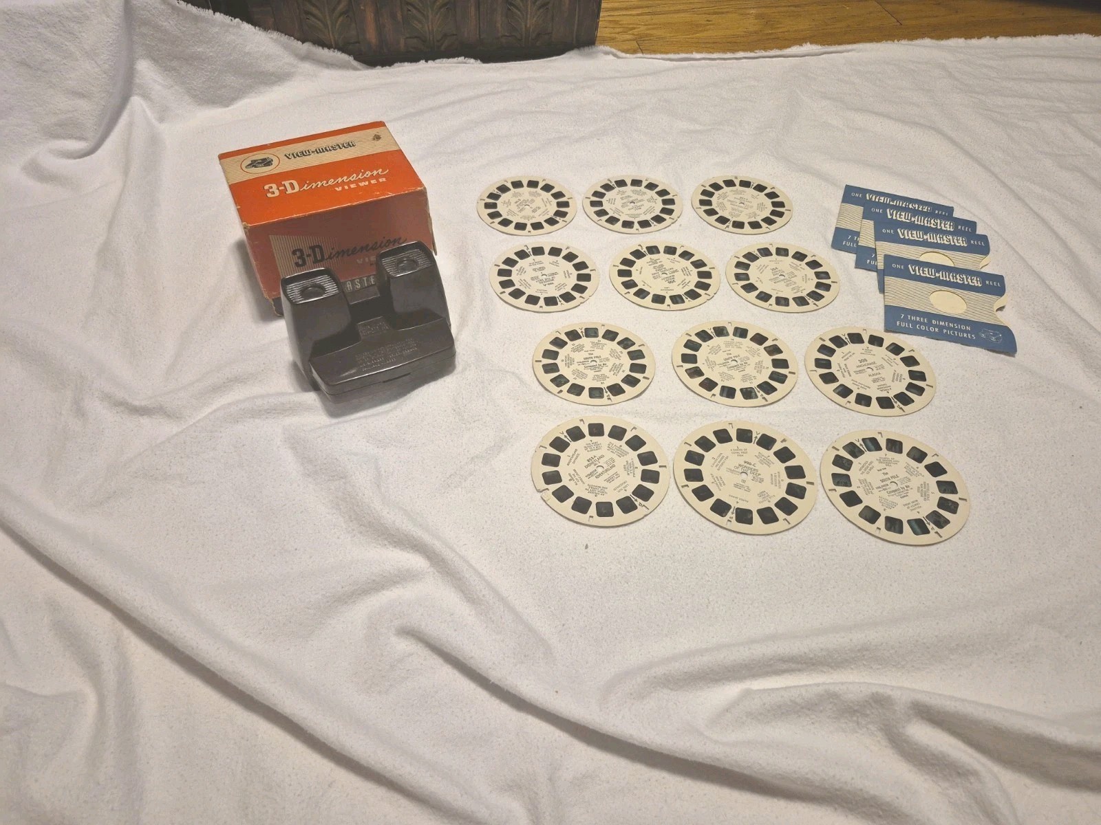 VINTAGE MODEL E VIEW-MASTER 3-DIMENSION VIEWER IN ORIGINAL BOX WITH 12 REELS