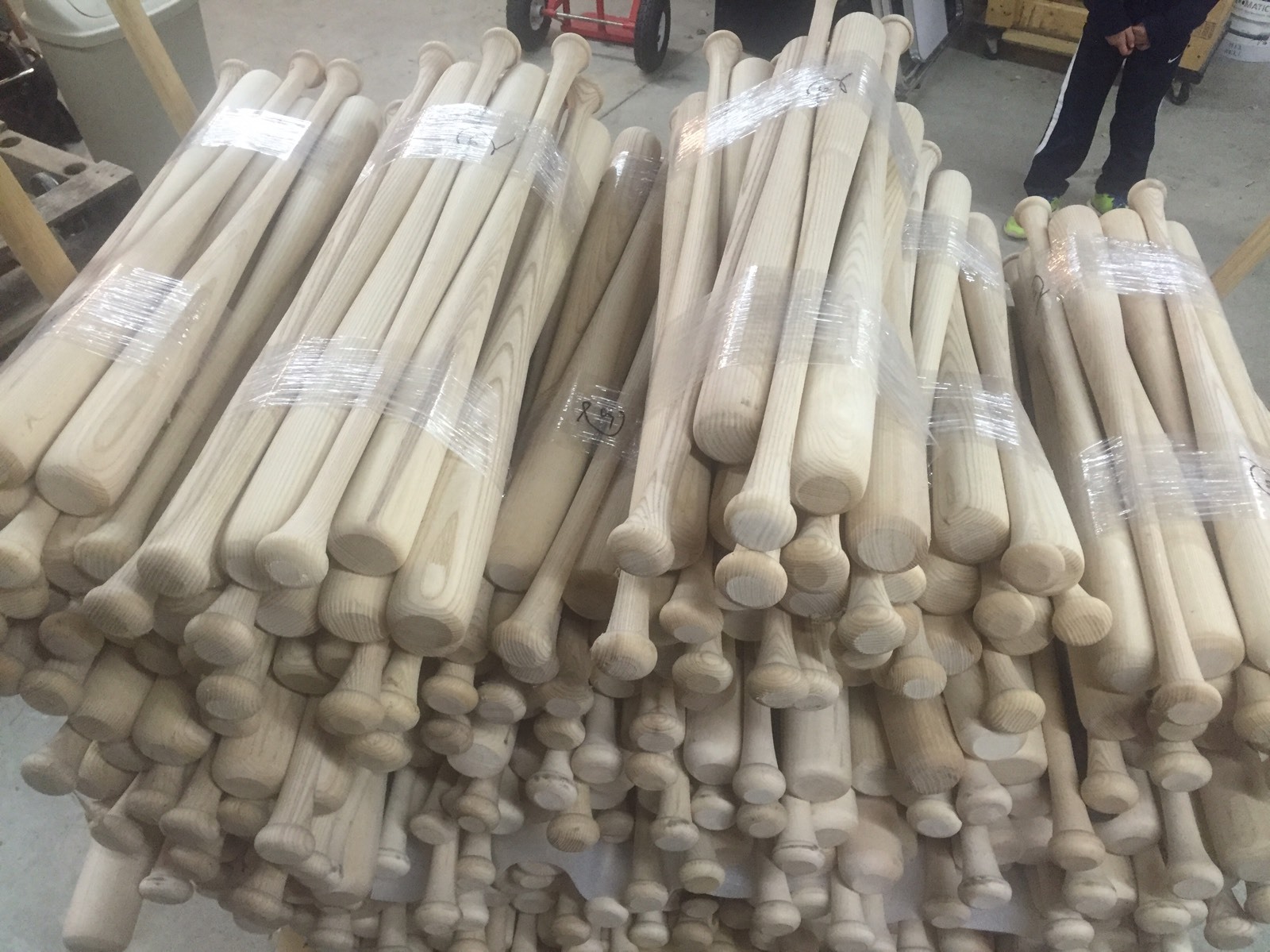 1- 34” CRAFT QUALITY Wooden Blem Baseball Bat 1- 34” CRAFT QUALITY Wooden Blem Baseball Bat