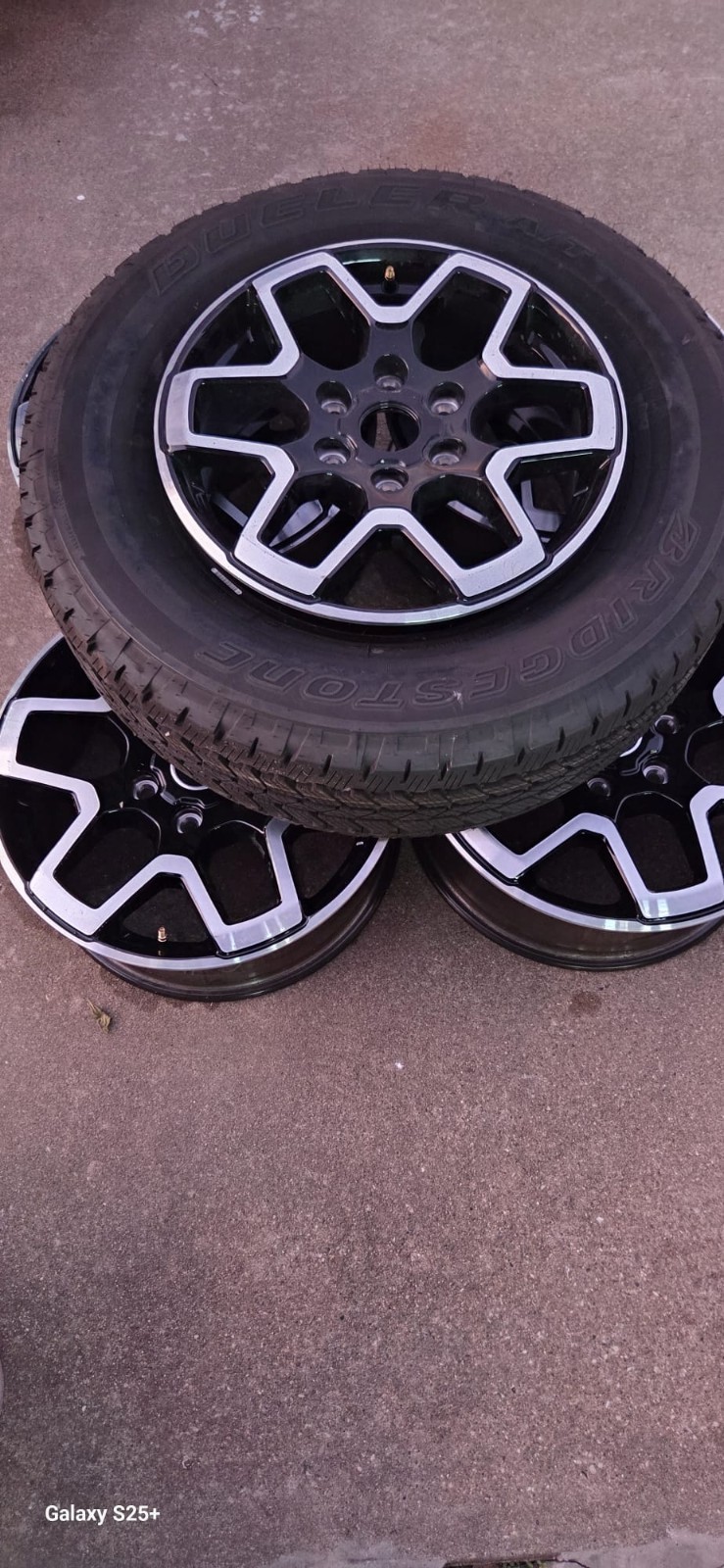 Wheels Bronco 2021 To 2026 Great Condition One With Tire Asking Price 450 Oboʻ Wheels Bronco 2021 To 2026 Great Condition One With Tire Asking Price 450 Oboʻ