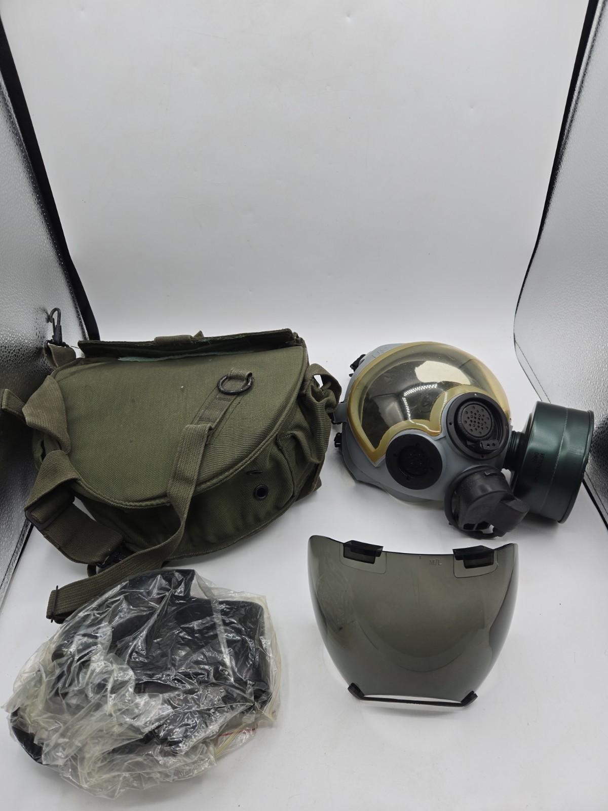 MSA Millennium Gas Mask CBRN & Riot Control w/ clear outsert / MEDIUM NEW MSA Millennium Gas Mask CBRN & Riot Control w/ clear outsert / MEDIUM NEW