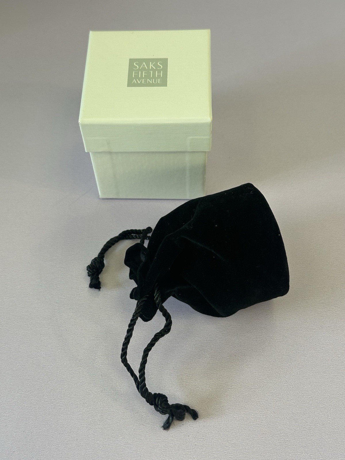 GENUINE SAKS FIFTH AVENUE BLACK VELVET DRAWSTRING POUCH & WHITE BOX RING JEWELRY