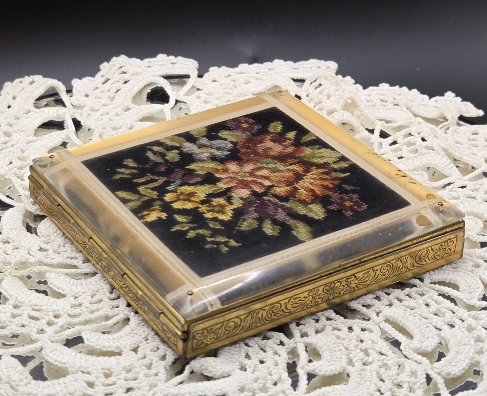 Powder Compact 3.75in Lucite Lid Faux Floral Needlework Brass c1950s Sifter Vtg Powder Compact 3.75in Lucite Lid Faux Floral Needlework Brass c1950s Sifter Vtg