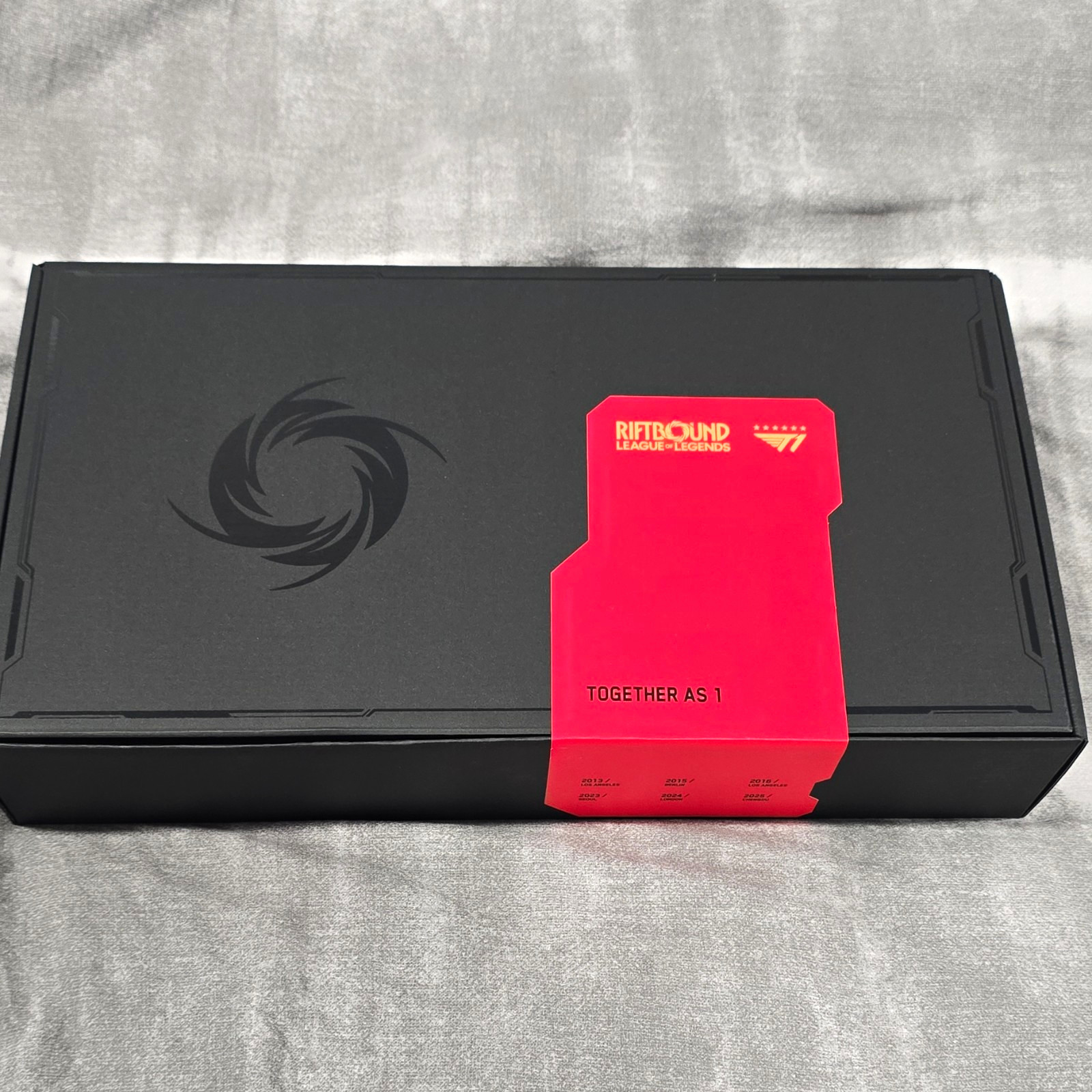 SEALED: Riftbound x T1 2025 Worlds Champion Signature Edition, IN-HAND, English SEALED: Riftbound x T1 2025 Worlds Champion Signature Edition, IN-HAND, English