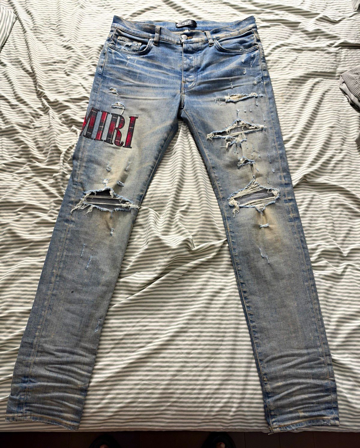 AMIRI Men’s Light Wash Distressed Slim Skinny Blue Denim Jeans 5-Pocket Logo AMIRI Men’s Light Wash Distressed Slim Skinny Blue Denim Jeans 5-Pocket Logo