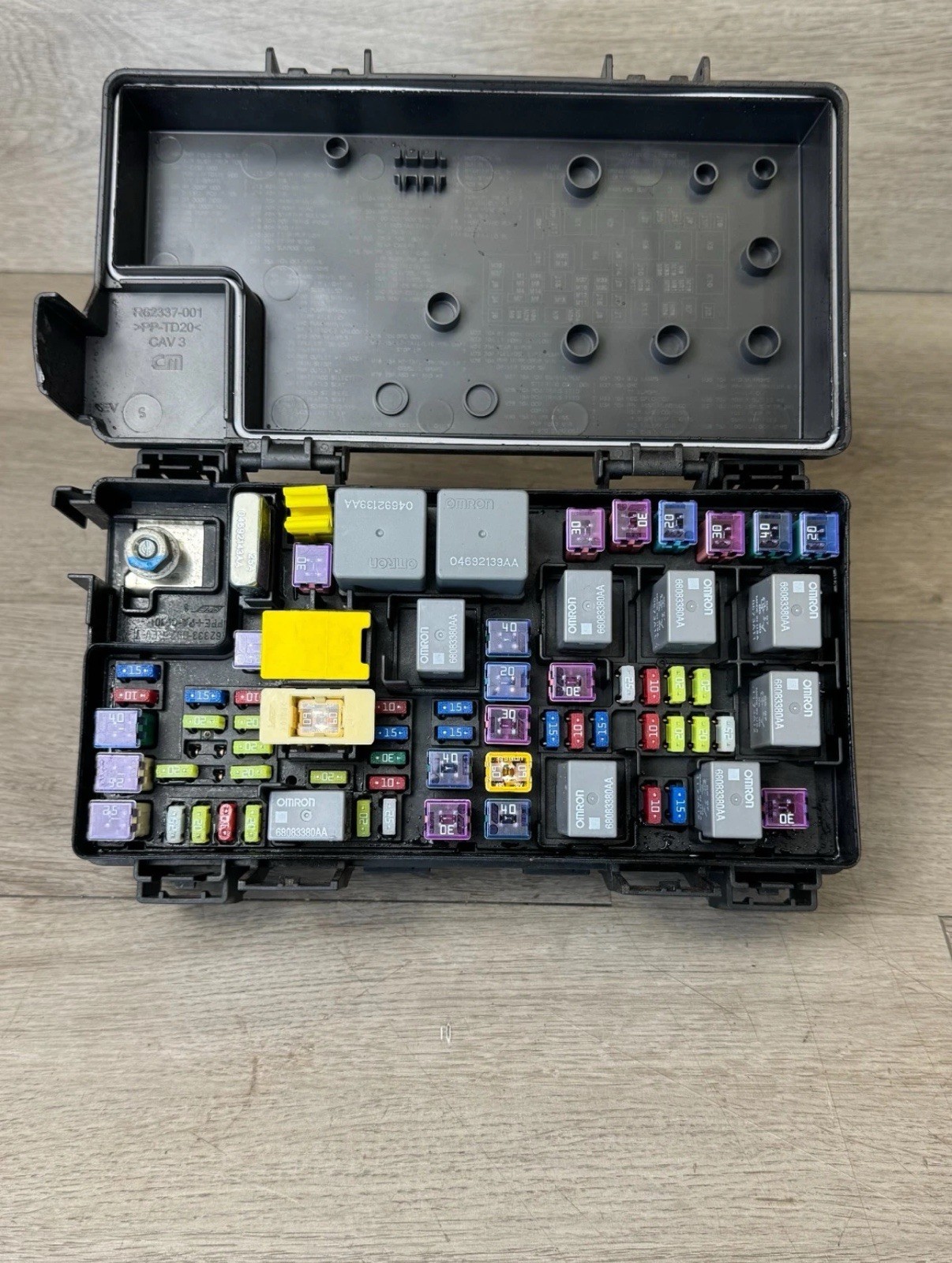 OEM 2011 Jeep Grand Cherokee Durango Totally Integrated Fuse Box 04692316A1 OEM 2011 Jeep Grand Cherokee Durango Totally Integrated Fuse Box 04692316A1