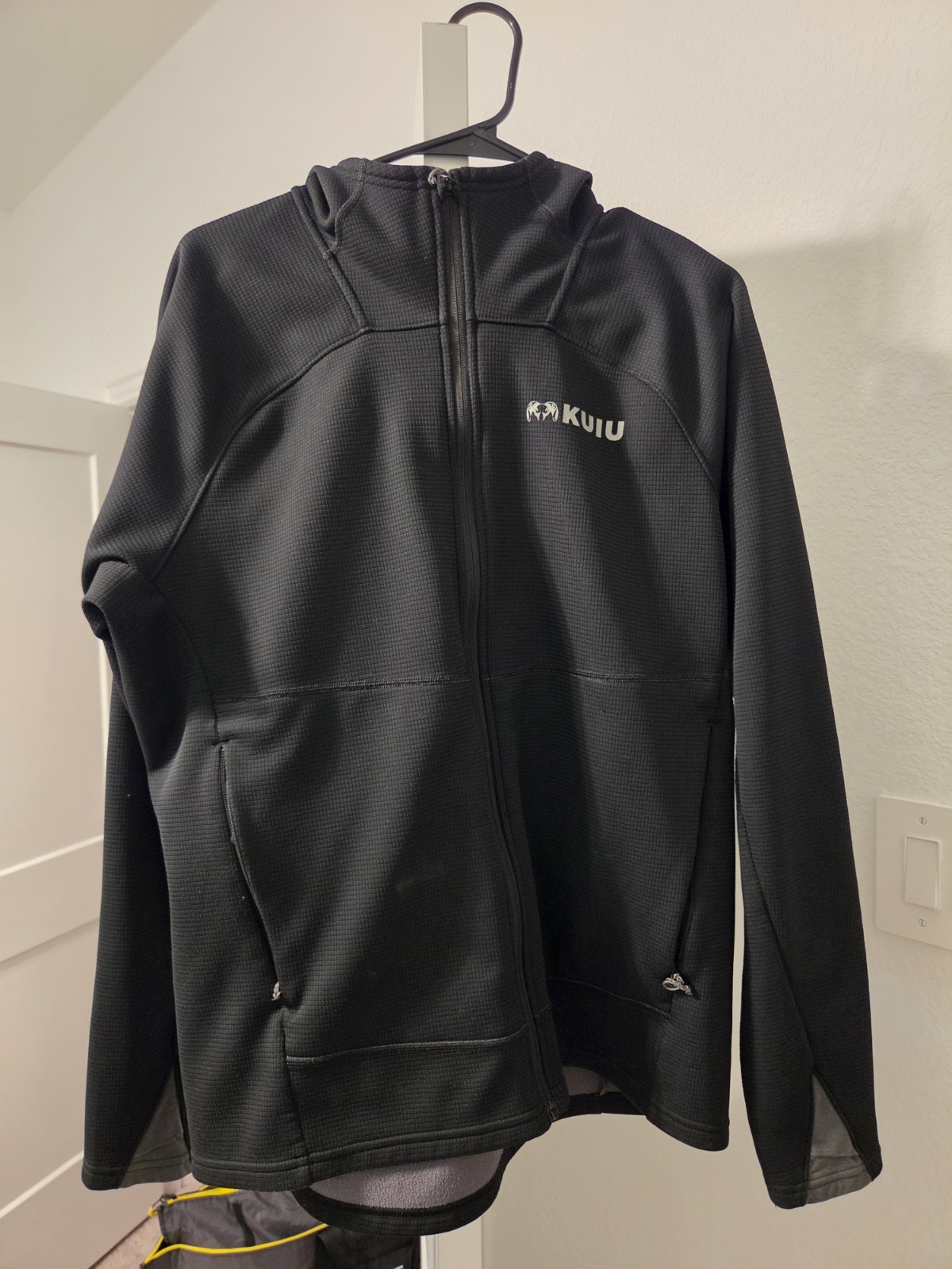 KUIU Peloton 240 Full Zip Jacket Men\'s LARGE Black EUC Hunting Fleece KUIU Peloton 240 Full Zip Jacket Men\'s LARGE Black EUC Hunting Fleece
