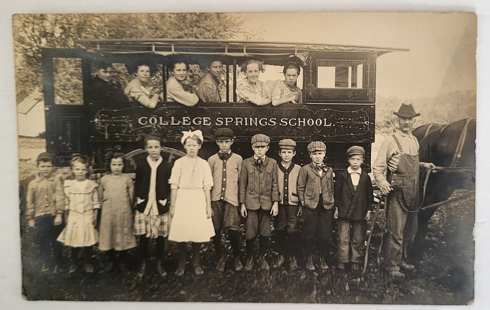 ANTIQUE 1913 RPPC COLLEGE SPRINGS IA HORSE DRAWN SCHOOL BUS DRIVER KIDS