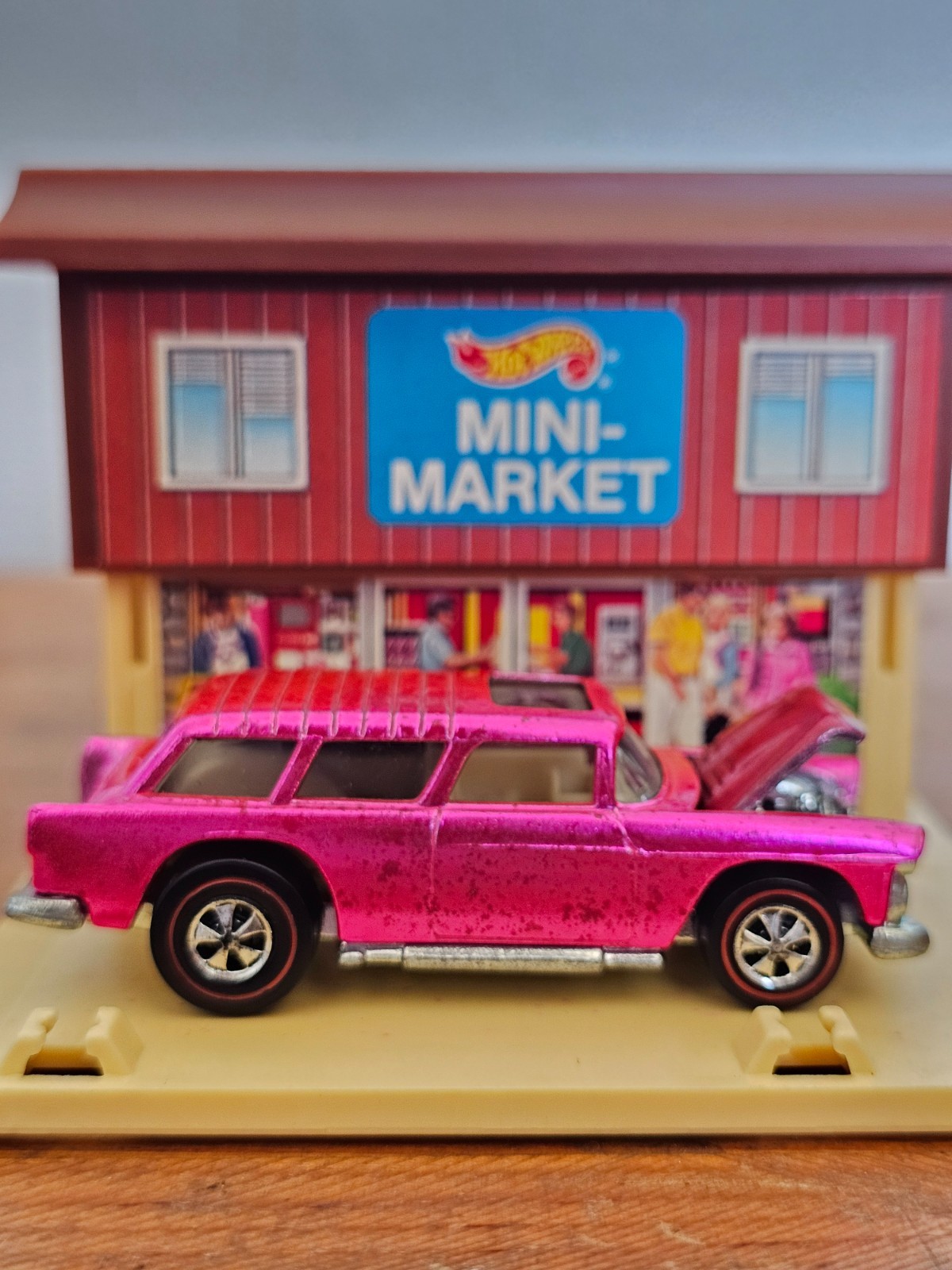 Vintage Hot Wheels Redline 1970 - Hot NUKE Pink Classic Nomad White interior USA Vintage Hot Wheels Redline 1970 - Hot NUKE Pink Classic Nomad White interior USA