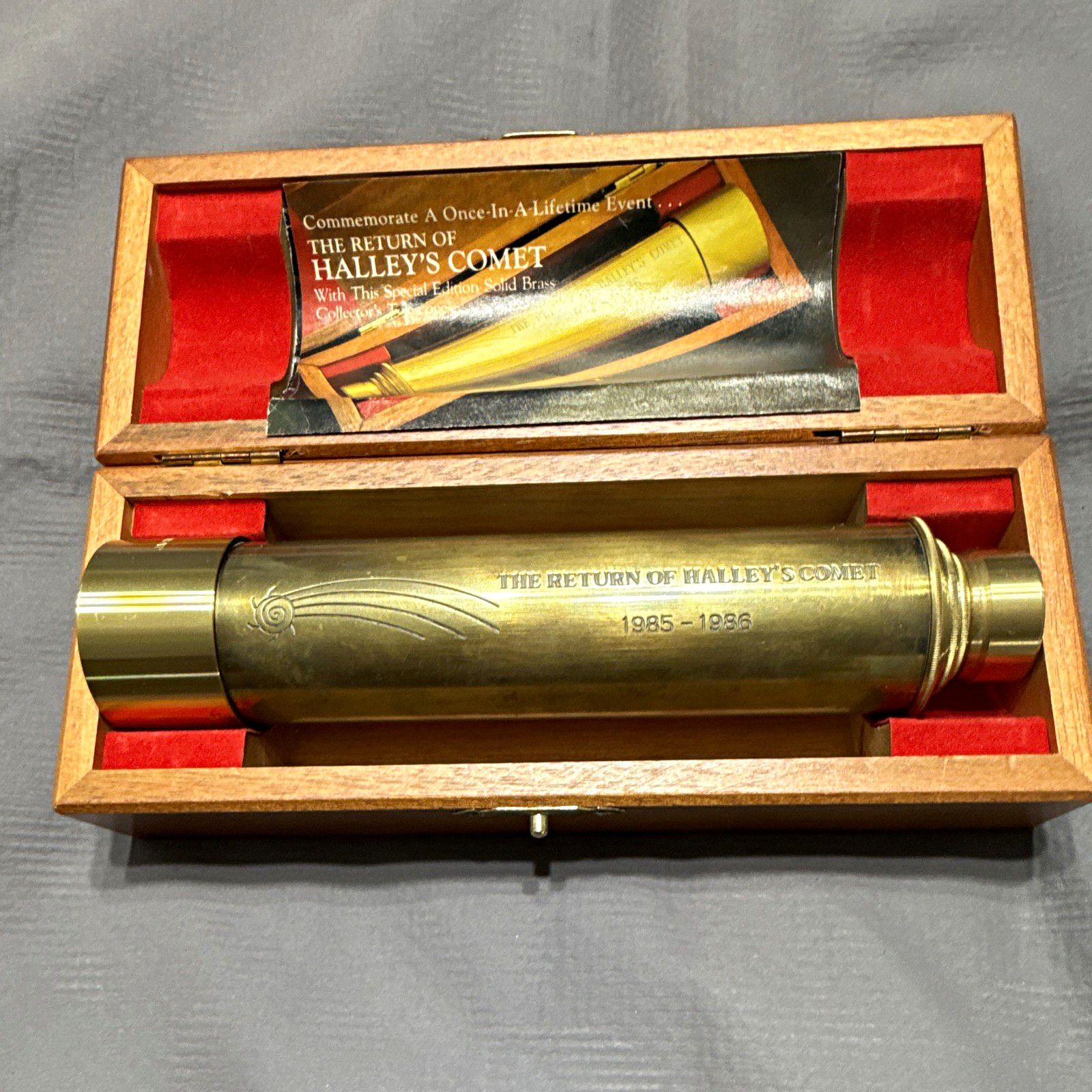 Brass Telescope The Return of Halley’s Comet 1985-1986 No. 52315 Box Brass Telescope The Return of Halley’s Comet 1985-1986 No. 52315 Box