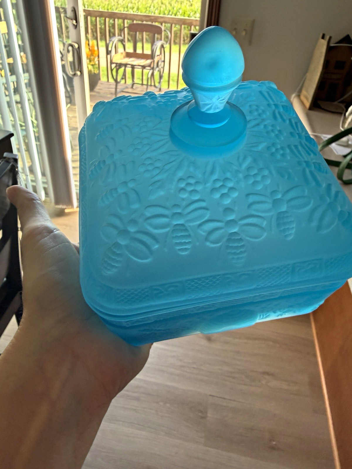 Vintage Tiara Glass Horizon Blue Honey Bee Box - Original Sticker - 365nm Glow Vintage Tiara Glass Horizon Blue Honey Bee Box - Original Sticker - 365nm Glow