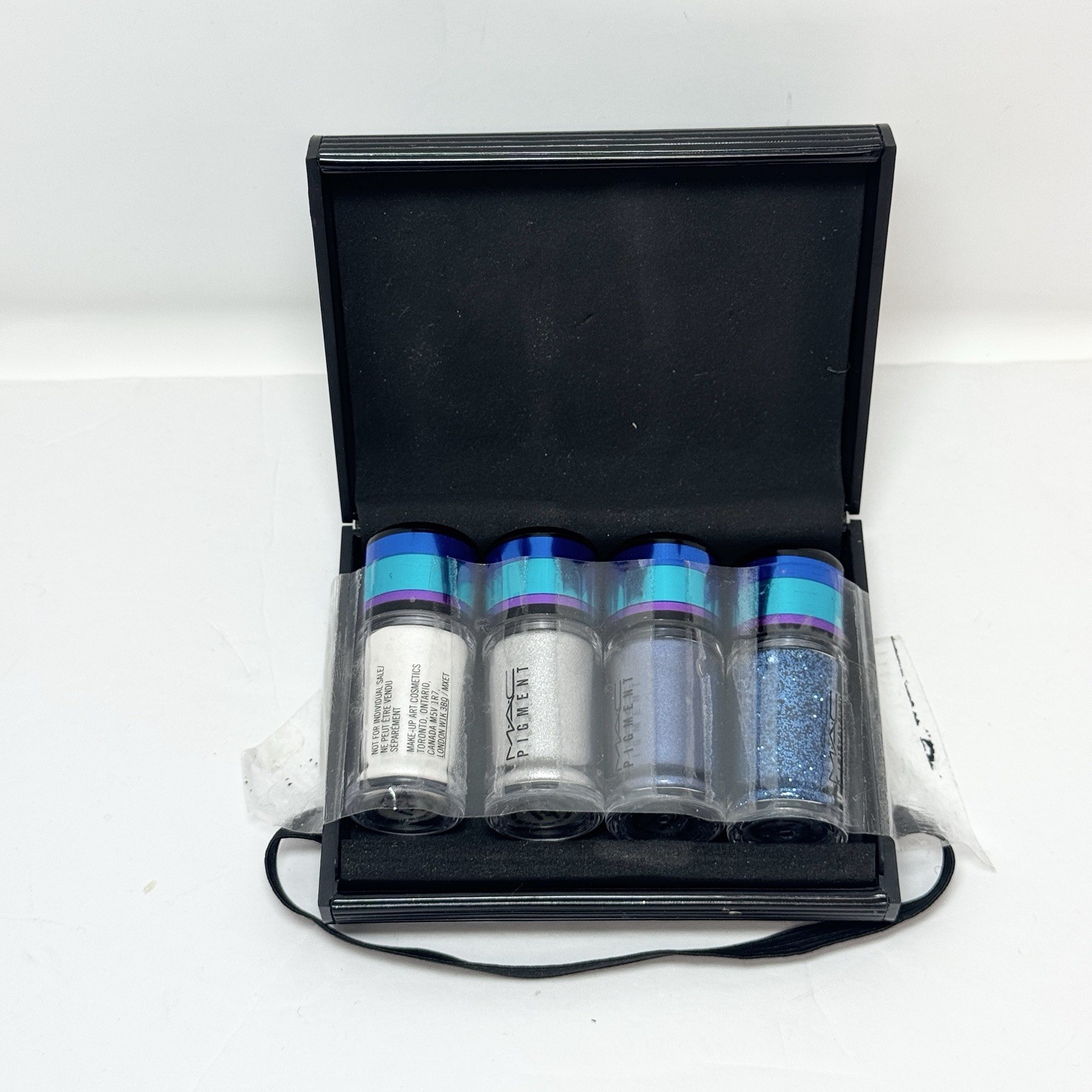 MAC Irresistibly Charming Glitters & Pigments / Blue Set Limited Edition SEALED MAC Irresistibly Charming Glitters & Pigments / Blue Set Limited Edition SEALED