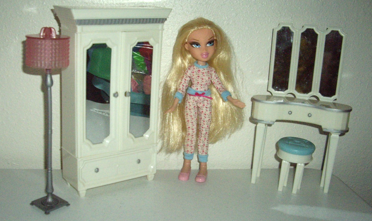 Vintage Bratz World Cloe\'s House Doll Bedroom Play Set Wardrobe Vanity StoolLamp Vintage Bratz World Cloe\'s House Doll Bedroom Play Set Wardrobe Vanity StoolLamp