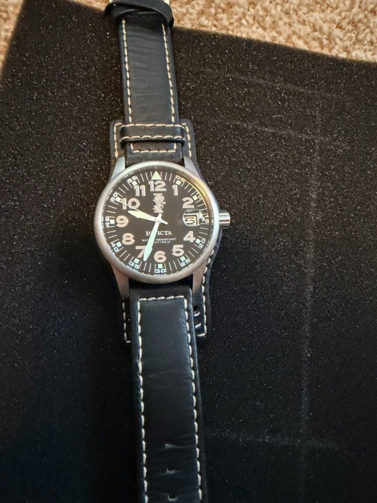 Invicta quartz 5755 watch. pre-owned. new battery. Invicta quartz 5755 watch. pre-owned. new battery.