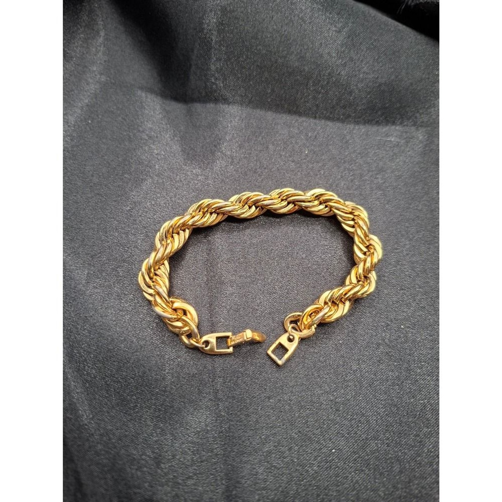 Vintage Napier Gold Tone Chunky Rope Chain Bracelet Fold Over Clasp Pat 4774743 Vintage Napier Gold Tone Chunky Rope Chain Bracelet Fold Over Clasp Pat 4774743