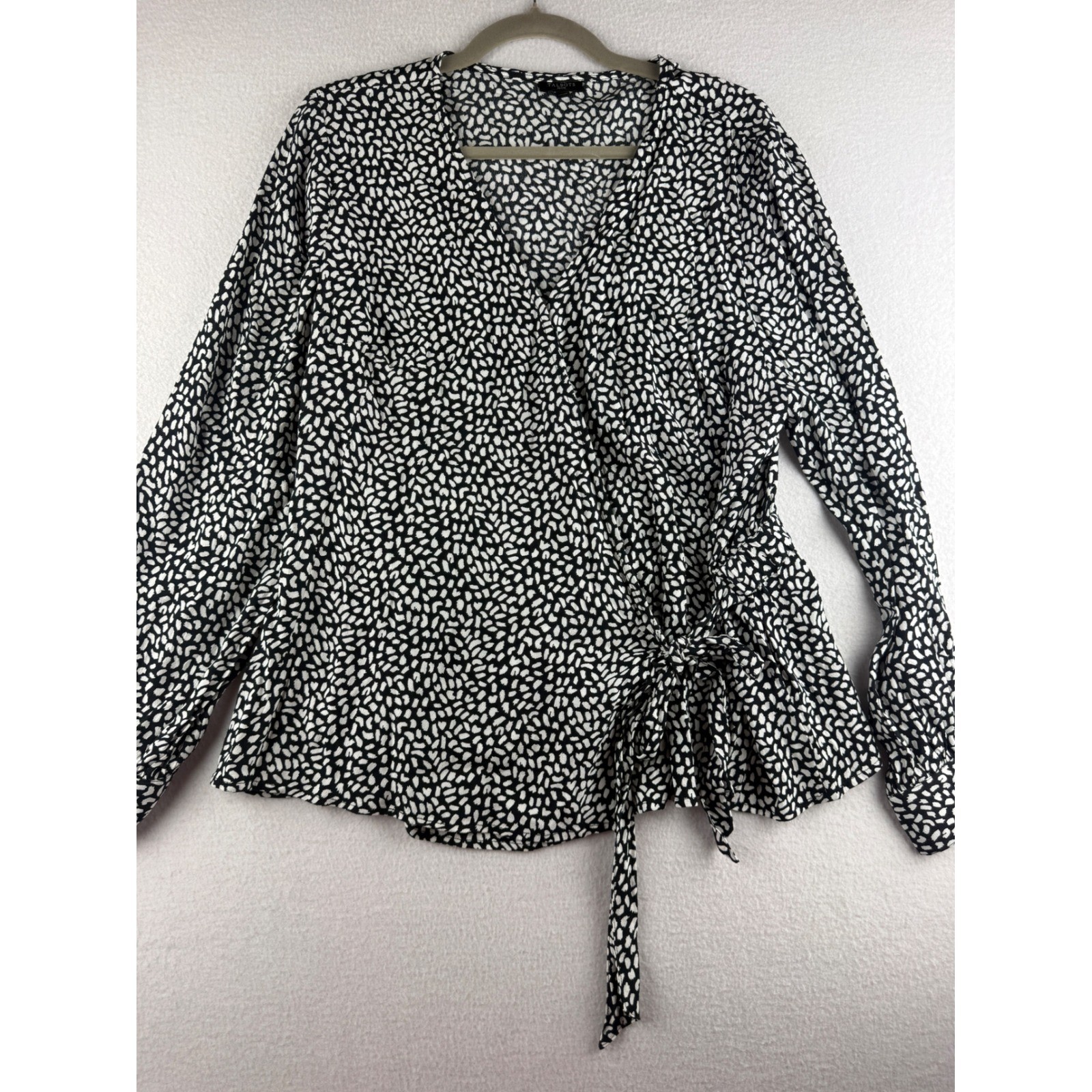 Talbots Petite XL Wrap Top Black White Abstract Pebble Print Long Sleeve Viscose